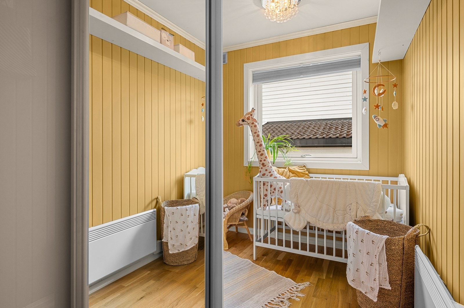 også dette soverommet med skyvedørsgarderobe Galleribilde