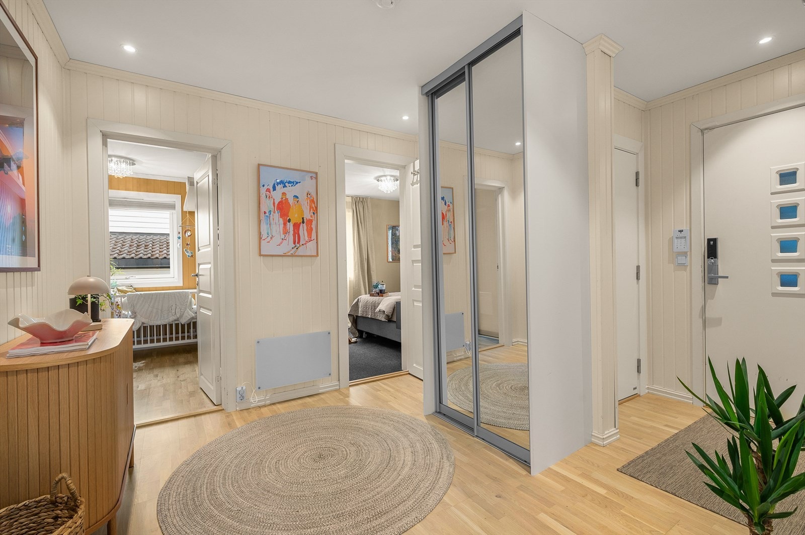 Her er det etablert skyvedørsgarderobe med speilfronter og ellers god plass for sko og yttertøy Galleribilde