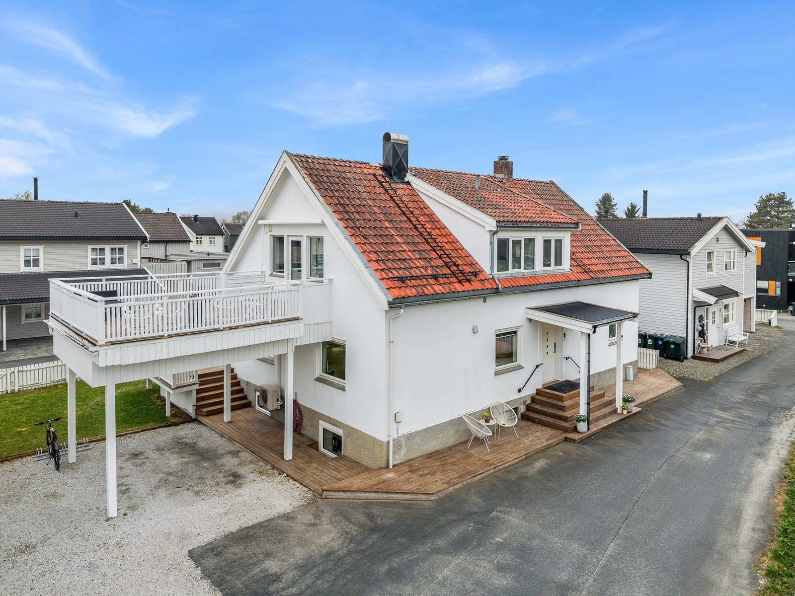 Carport med downlights i himling, og tilgang til elbil-lader Galleribilde