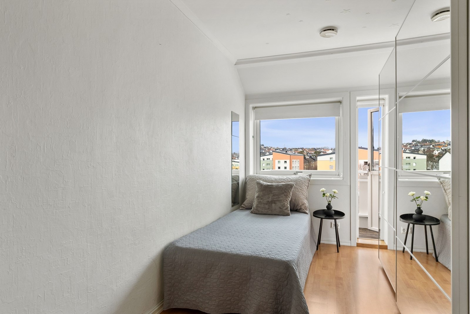 Soverom nr. 2. Fra ett av soverommene er det utgang til en koselig balkong. Galleribilde