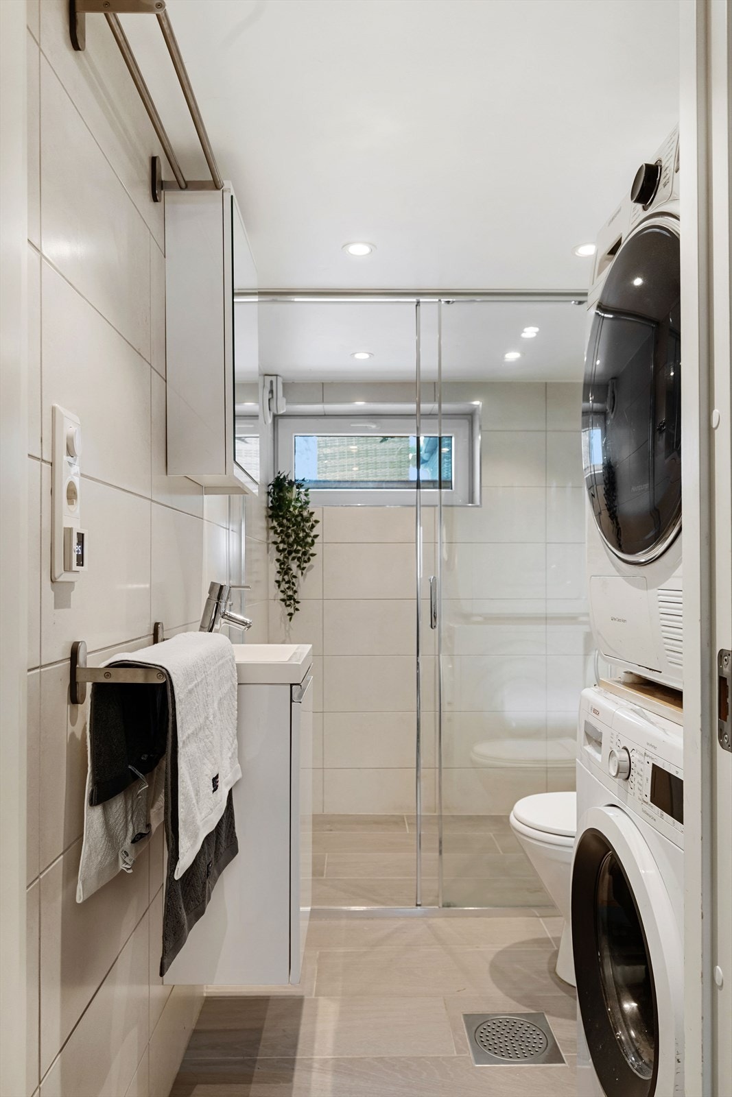 Badet i kjelleren har lyse overflater, spotter i tak og ble også oppusset ca. 2019. Galleribilde