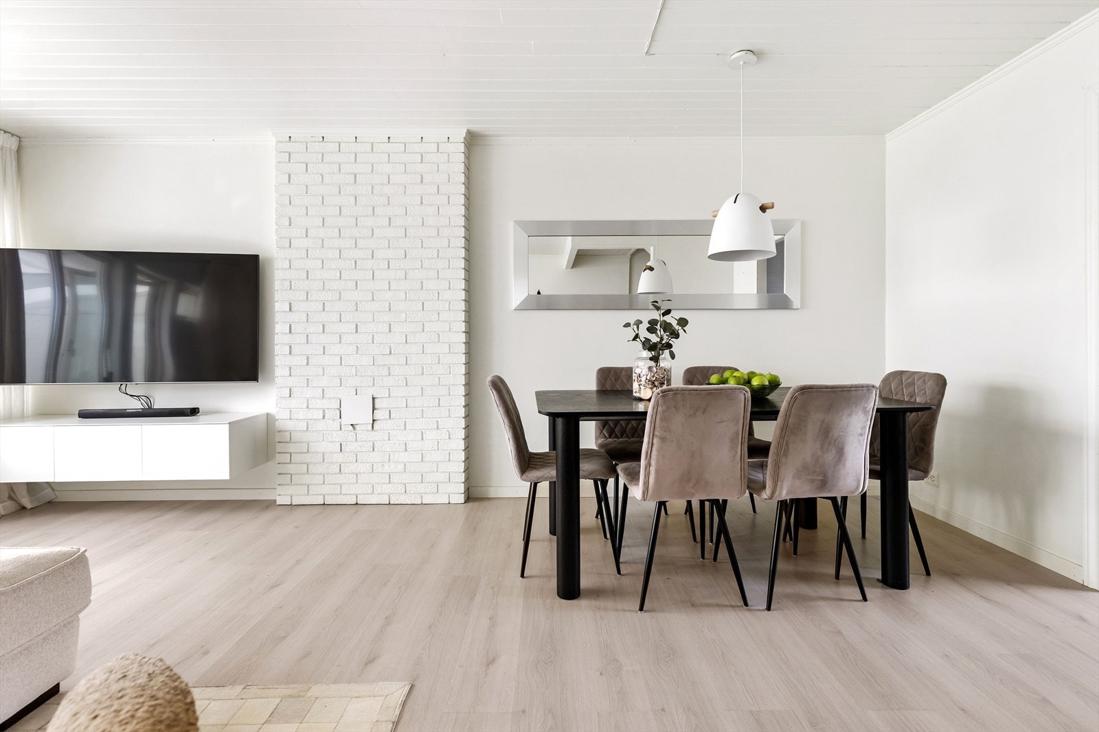 Plass til spisebord for hele familien rett ved kjøkkenet. Galleribilde