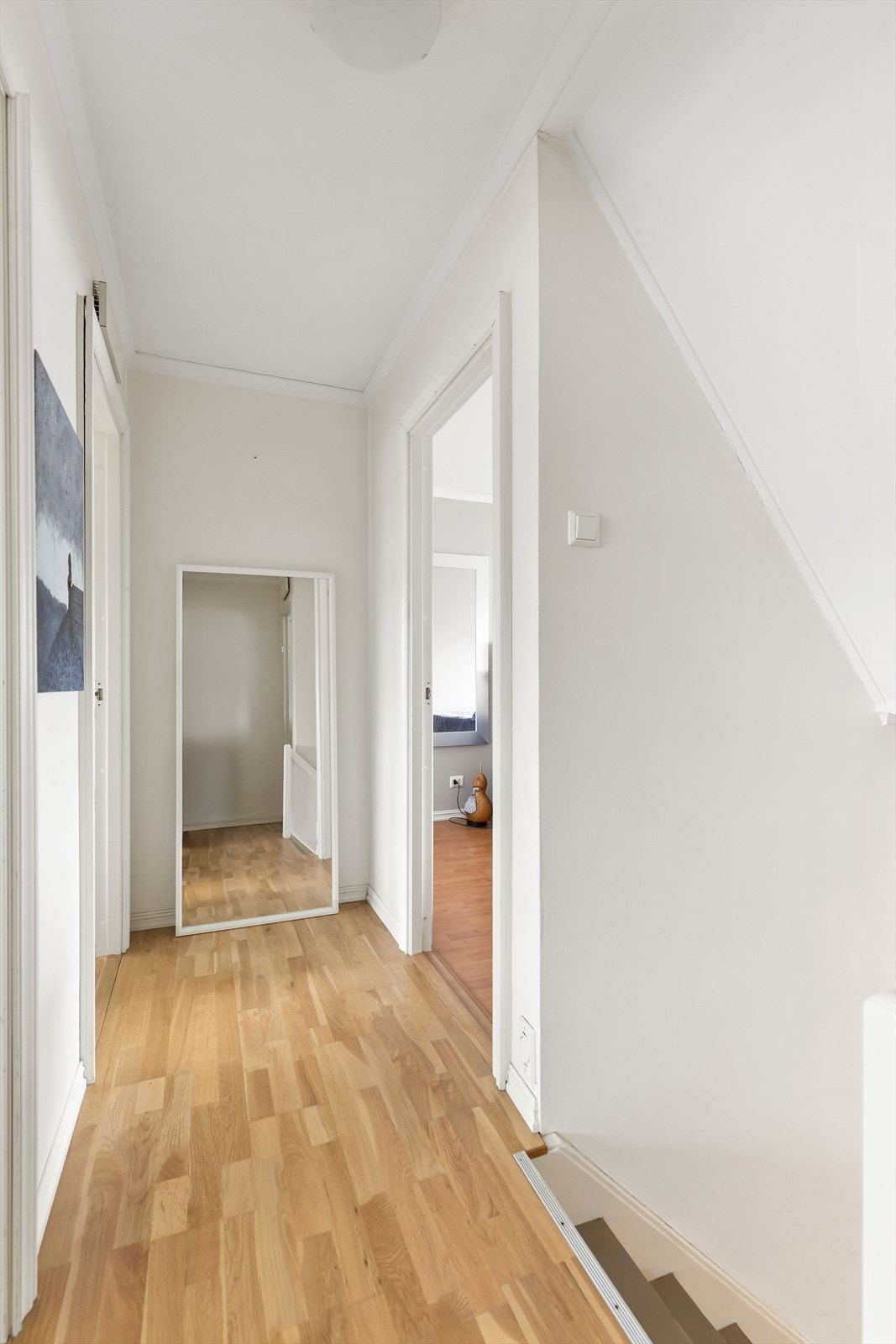 Romslig hall/gang. Galleribilde