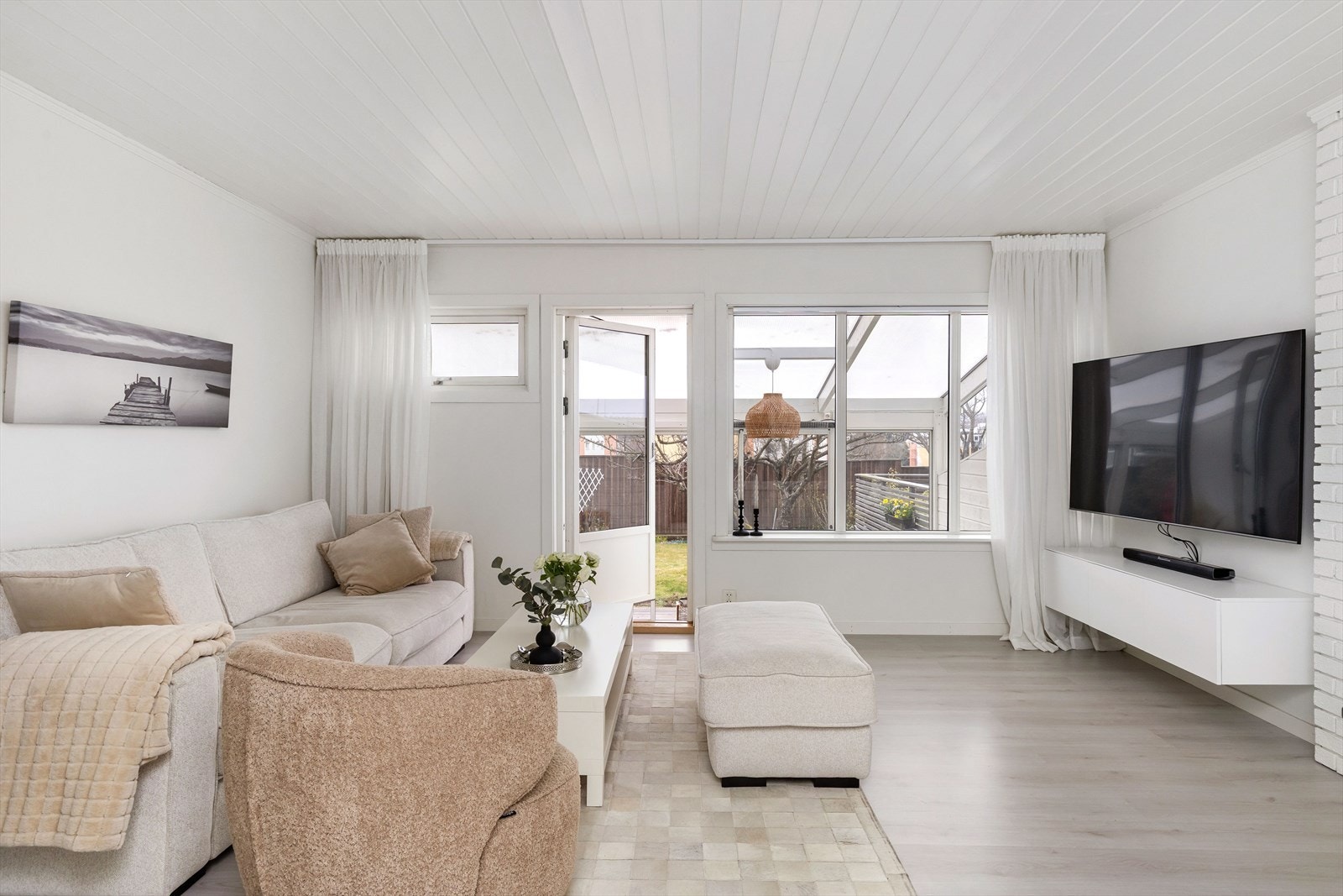 Videre opp møtes du av en luftig stue med gode innredningsmuligheter for større sofagruppe, TV-krok og store vindusflater som leder ut til en solvendt terrasse/uteområde. Galleribilde