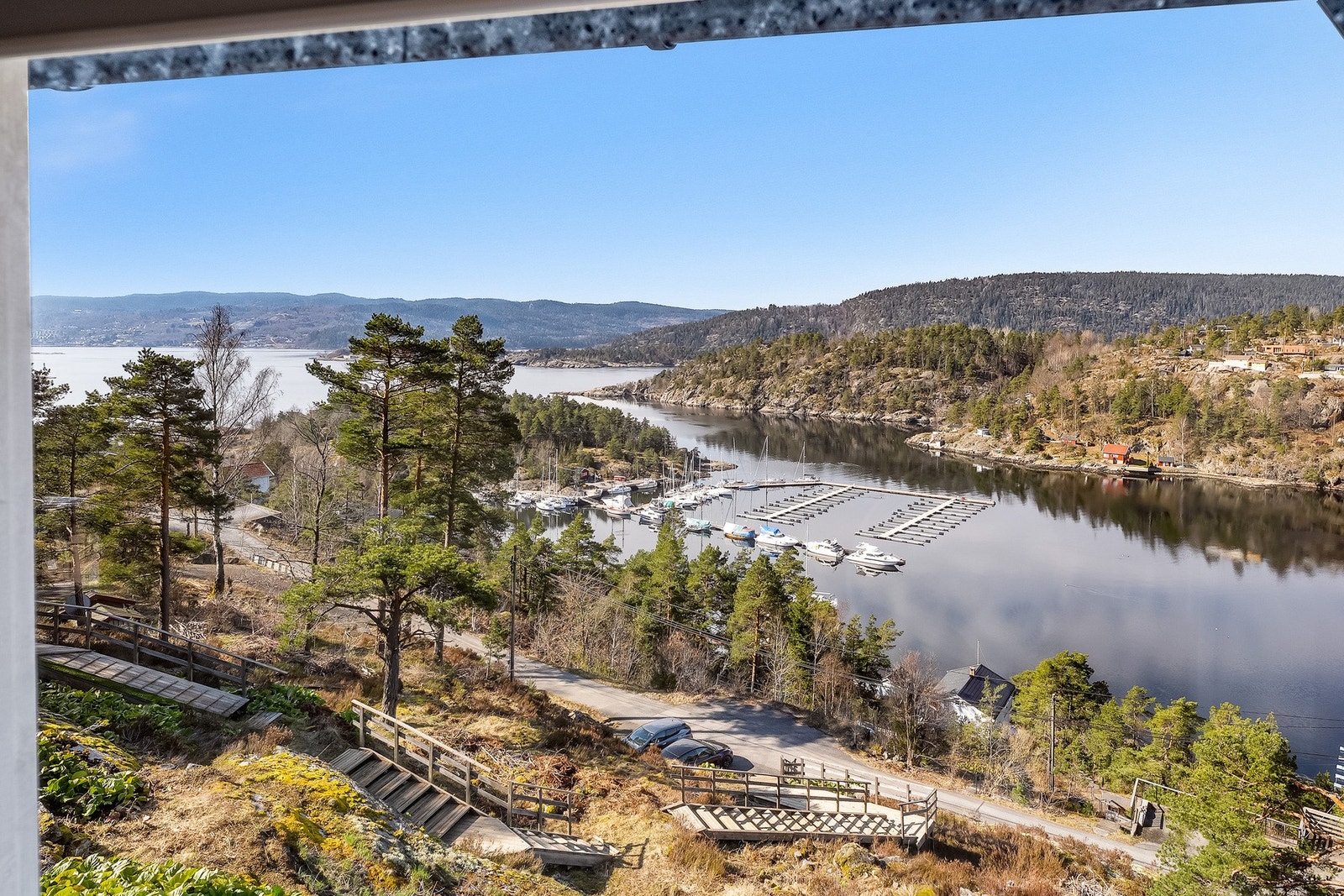 Her bor du høyt og fritt med panoramautsikt over Oslofjorden og direkte utsyn mot Oscarsborg festning. Utsikten, lyset og nærheten til sjøen gir eiendommen en helt egen atmosfære. Galleribilde