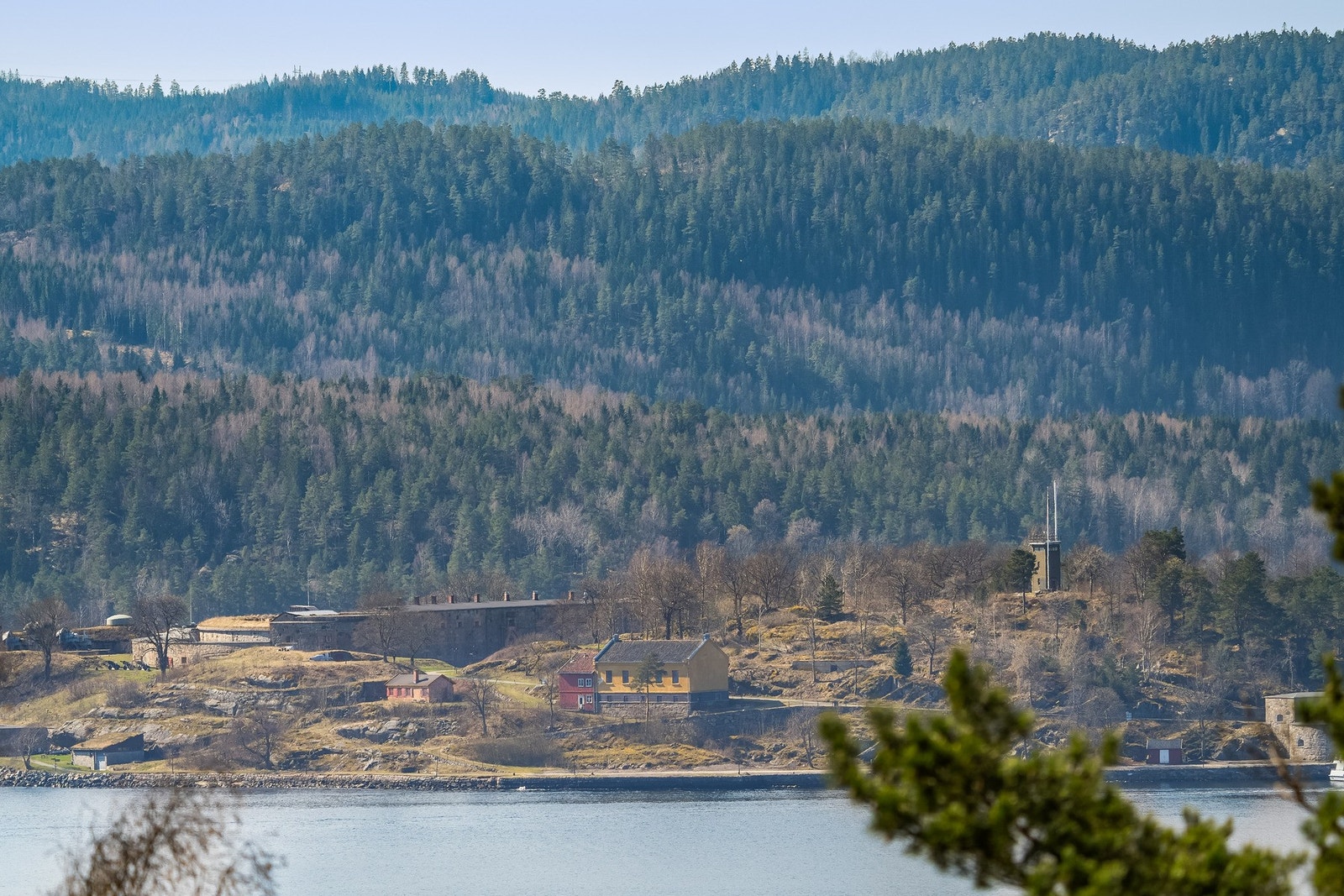 Fra eiendommen er det ca. 20 minutters gange til Drøbak sentrum - en sjarmerende kystby med smågater, caféer, restauranter og butikker. Her finner du også populære attraksjoner som gjestehavnen, badeplasser og et levende sentrum spesielt i sommerhalvåret Galleribilde