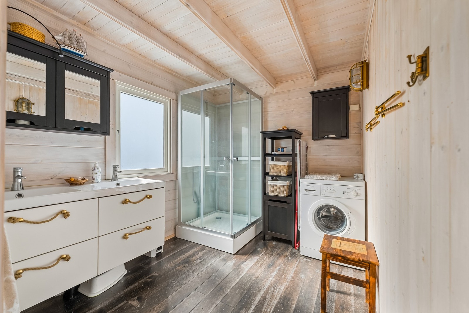 Rommet har lyse overflater som gir et ryddig og oversiktlig uttrykk.
Badet ble oppført i 2012 og fremstår med en standard som er tilpasset fritidsbruk. Det er innredet med dusjkabinett, servant med underskap og gode oppbevaringsmuligheter. Galleribilde