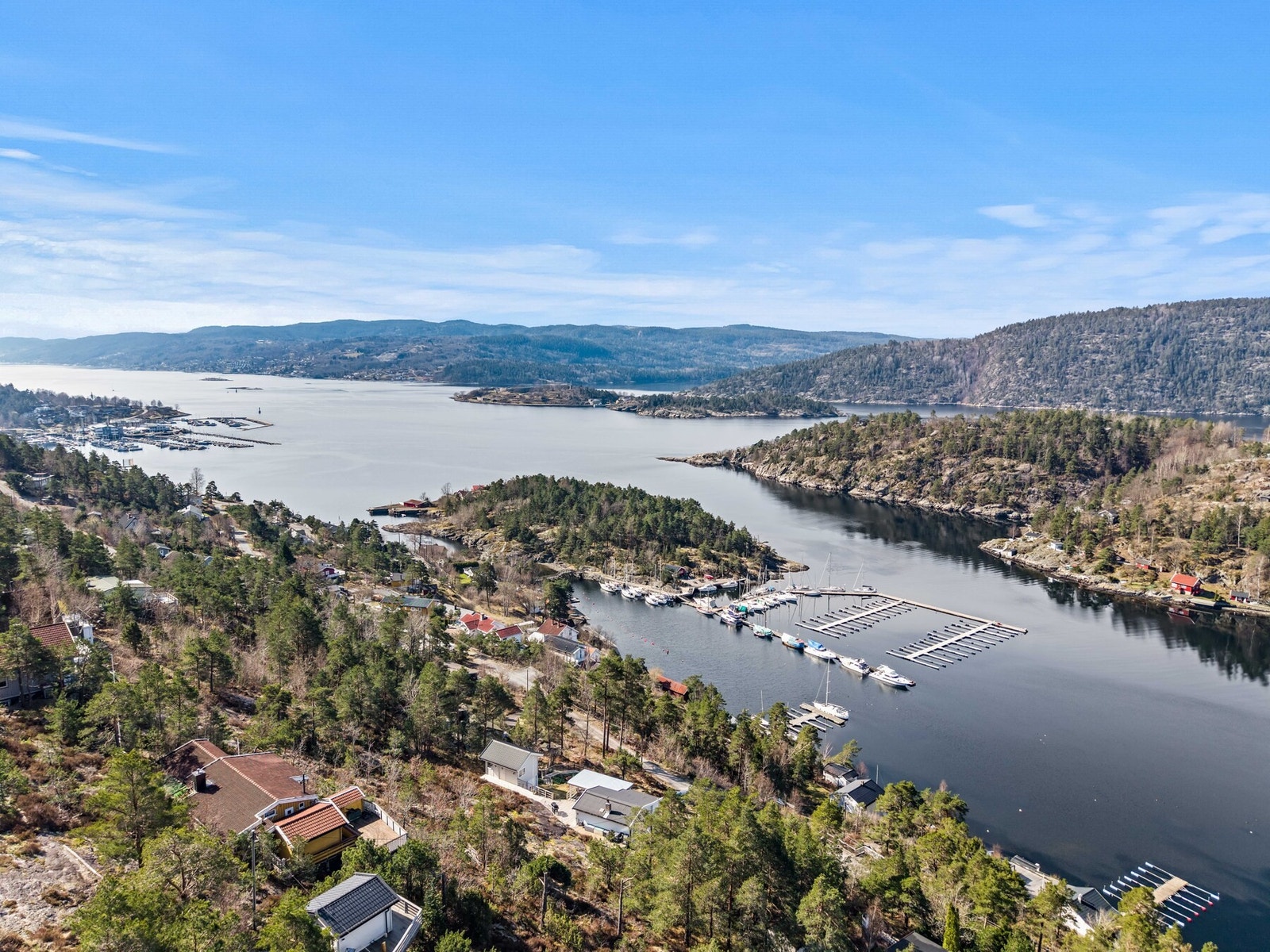 Ytre Hallangspollen er spesielt attraktivt for båtinteresserte, med rolige farvann, gode bryggeanlegg og fine forhold for både bading, padling og turer på sjøen. Området har et maritimt preg og en avslappet atmosfære som gjør det godt egnet for fritidsbru Galleribilde