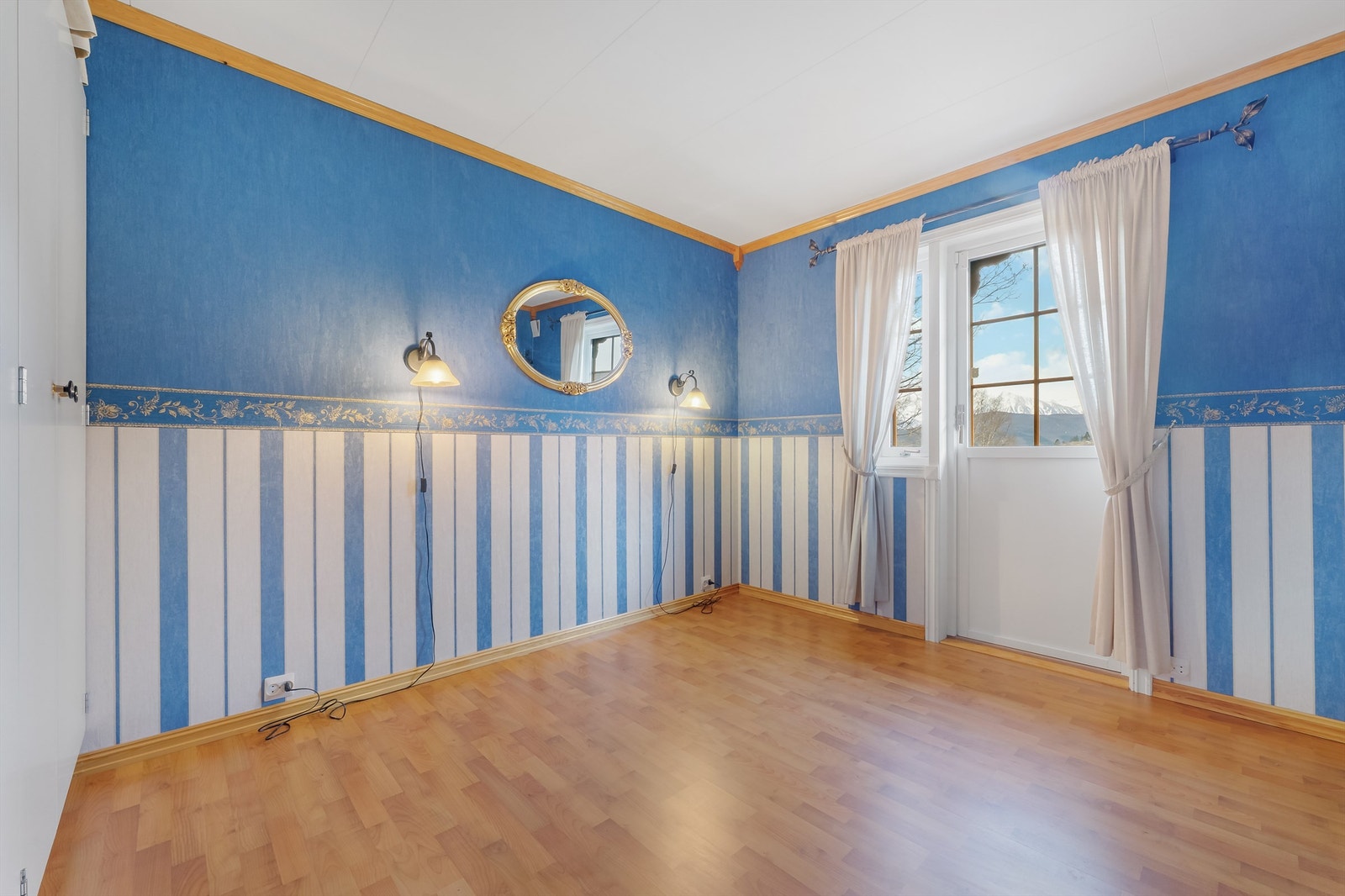 Hovedsoverom med utgang til balkong. Galleribilde