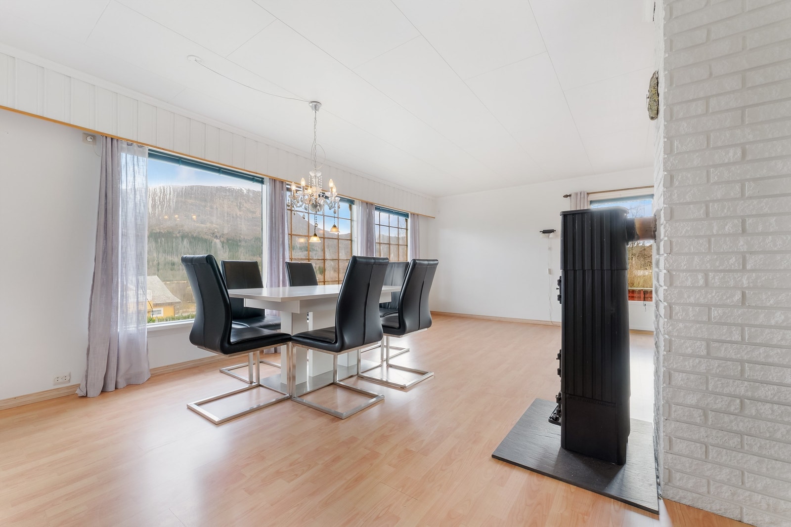 Stor og fin stue med ildsted. Galleribilde