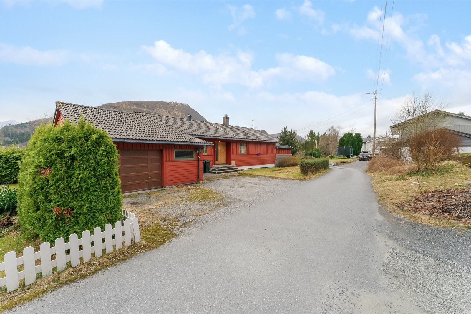 Parkering i garasje og på egen tomtegrunn. Galleribilde