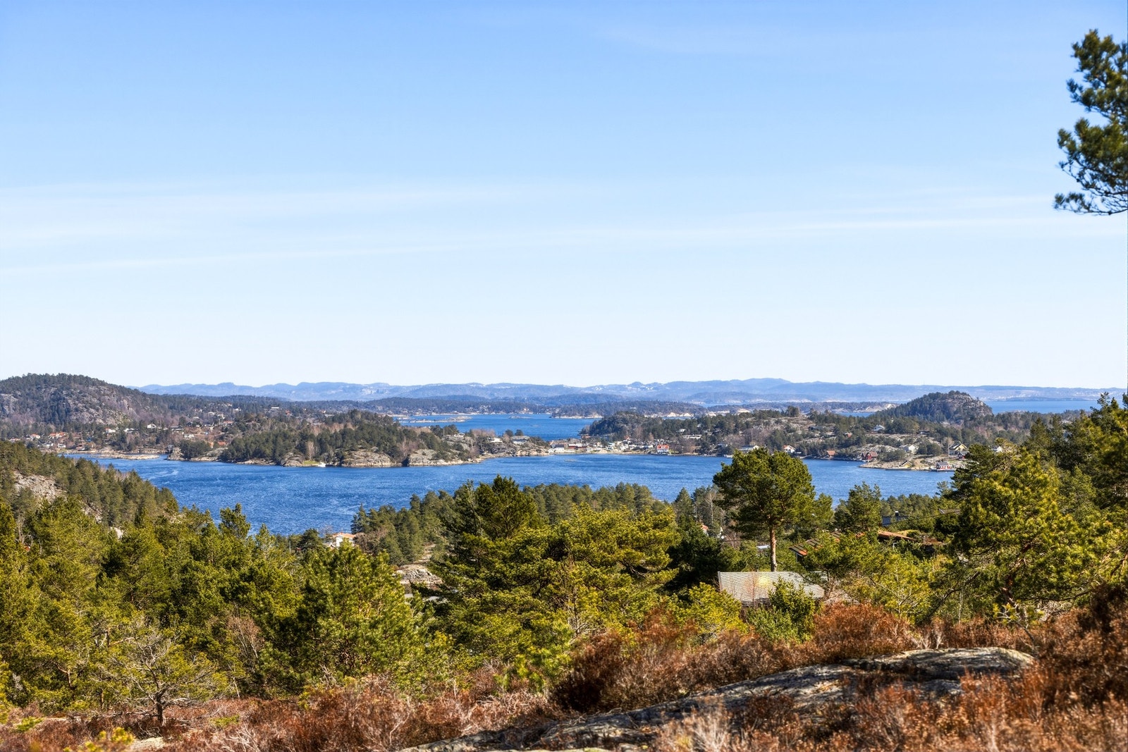 Hytte ligger i naturskjønt område med flott utsikt over fjord og skogkledde åser. Galleribilde