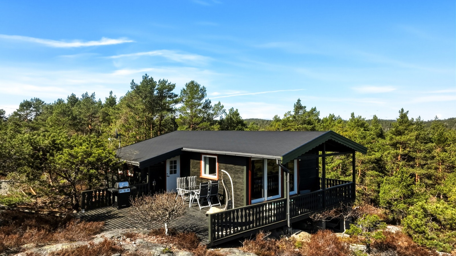 Gode solforhold med mye dagslys på terrassen og rundt hytta. Galleribilde