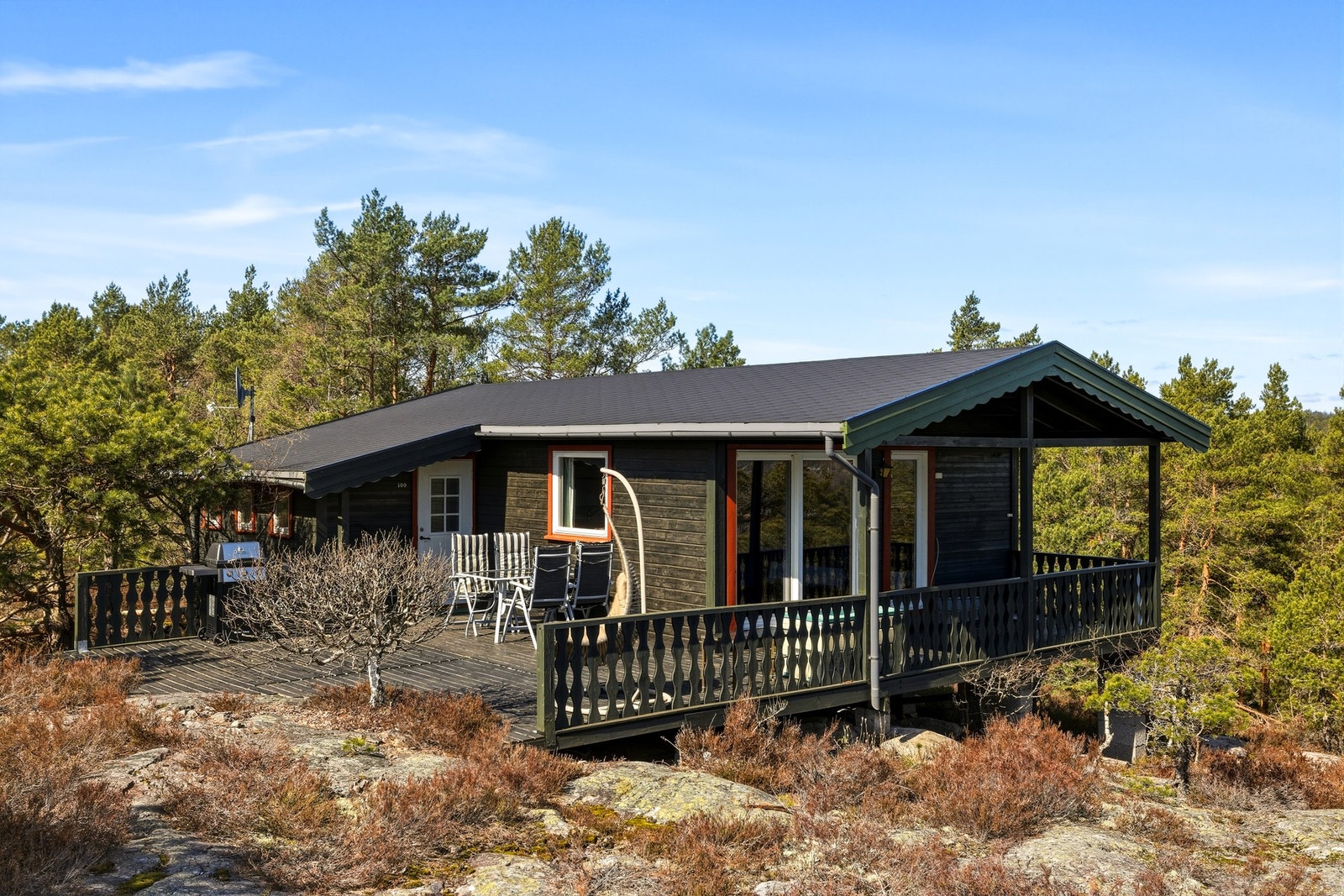 Koselig hytte med overbygd veranda, i naturskjønne omgivelser. Galleribilde