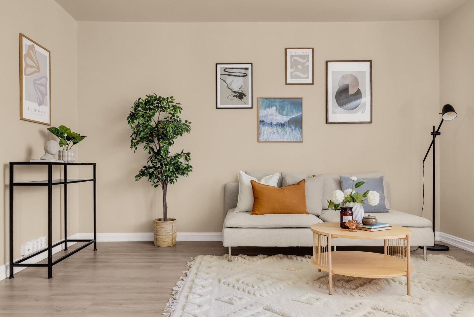 Stuen er malt i en dus og innbydende beigetone Galleribilde