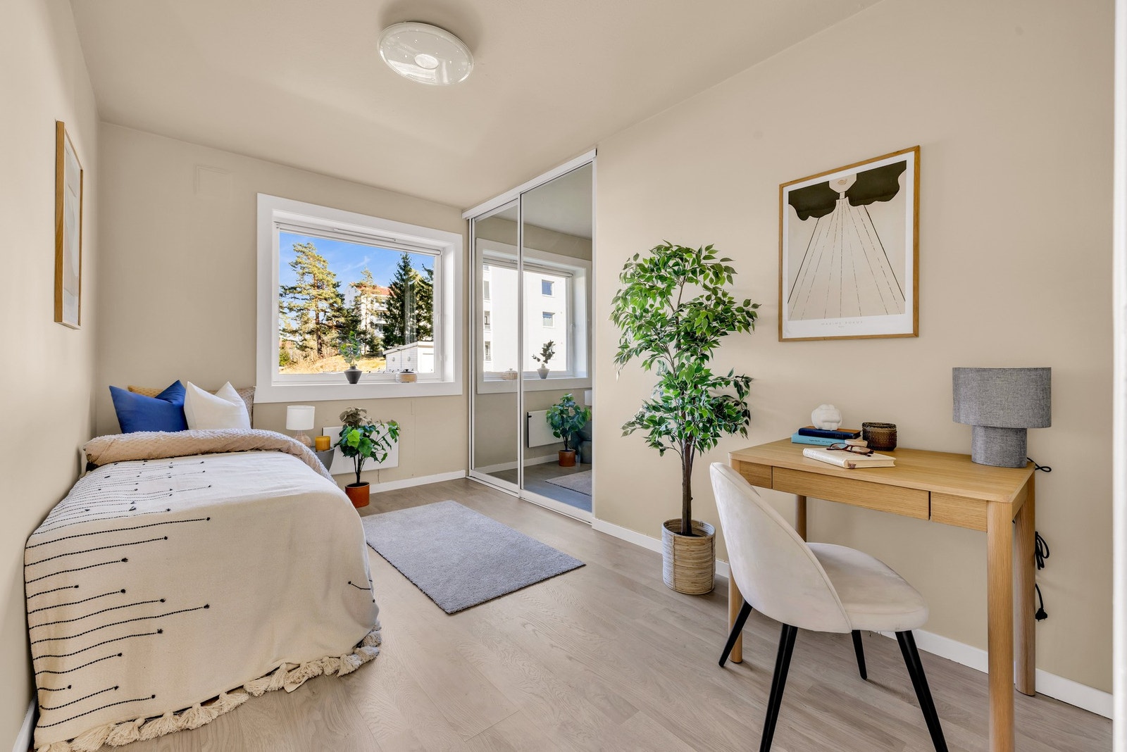 Her er det plass til pult og hjemmekontorløsning Galleribilde