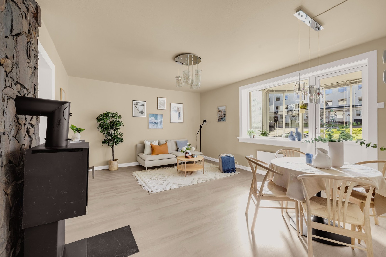 Takhøyden i stuen er målt til ca. 2,5 meter Galleribilde