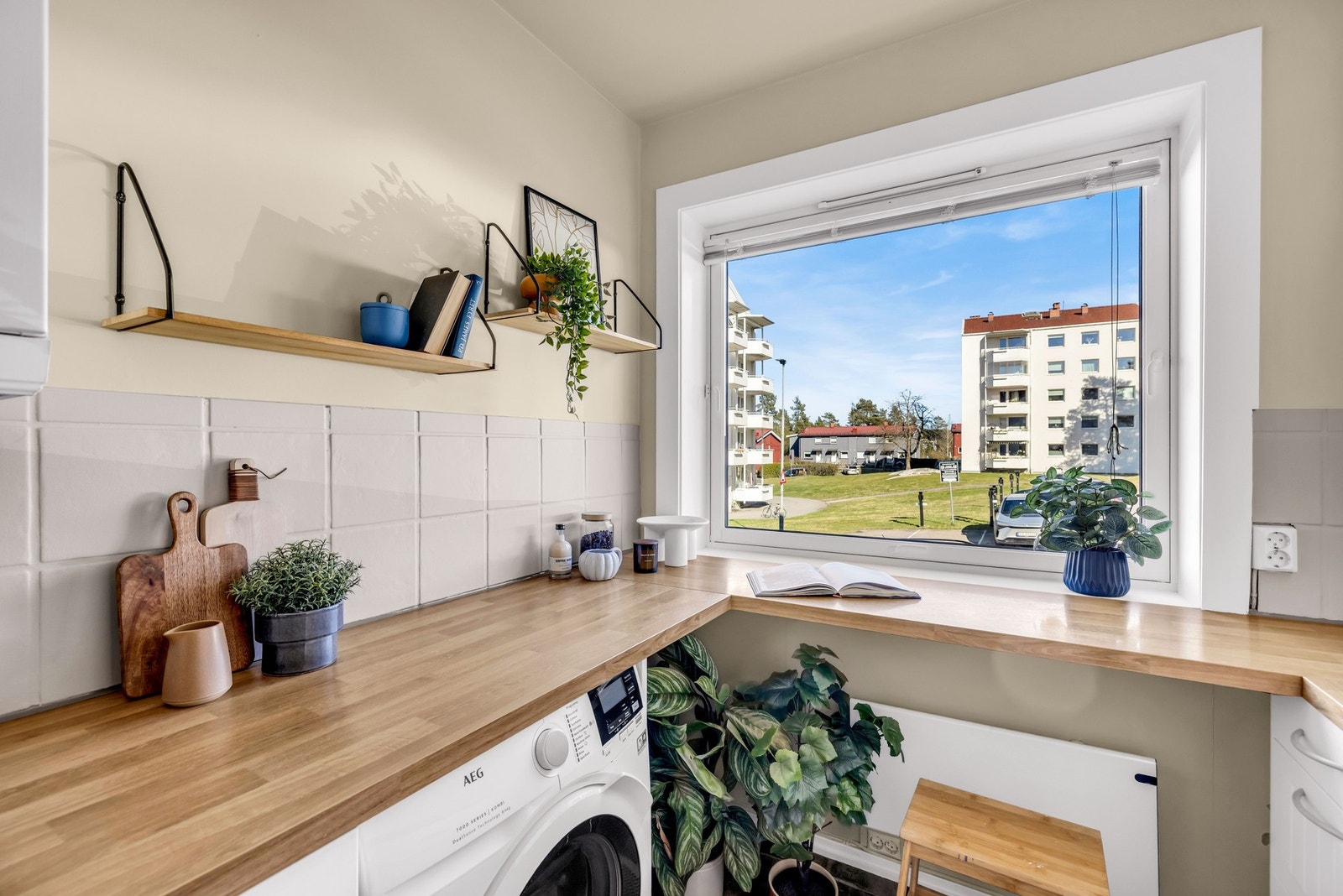Det store vinduet slipper inn godt med dagslys og byr på flott utsyn Galleribilde