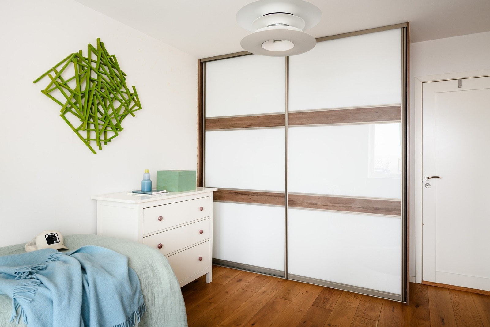 Også dette soverommet har god lagringsplass i skyvedørsgarderobe. Galleribilde