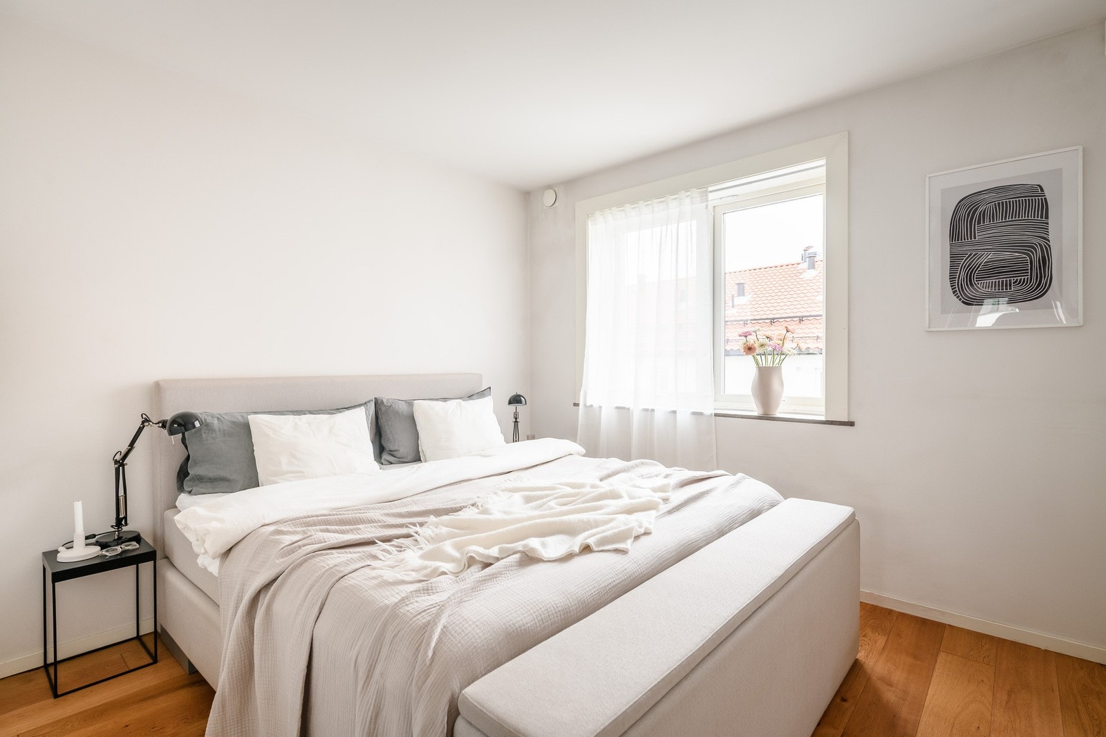 Boligen har 4 gode soverom. Dette rommet ligger på den svale siden og vender inn mot bakgården. Galleribilde