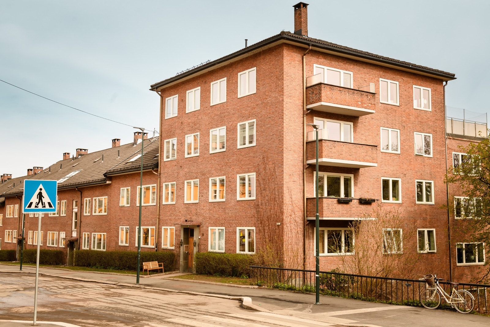 Familievennlig 5-roms med 4 soverom og 2 bad. Peis, balkong. Ingen dok.avgift. Internett inkl. Ved Ila skole. Galleribilde
