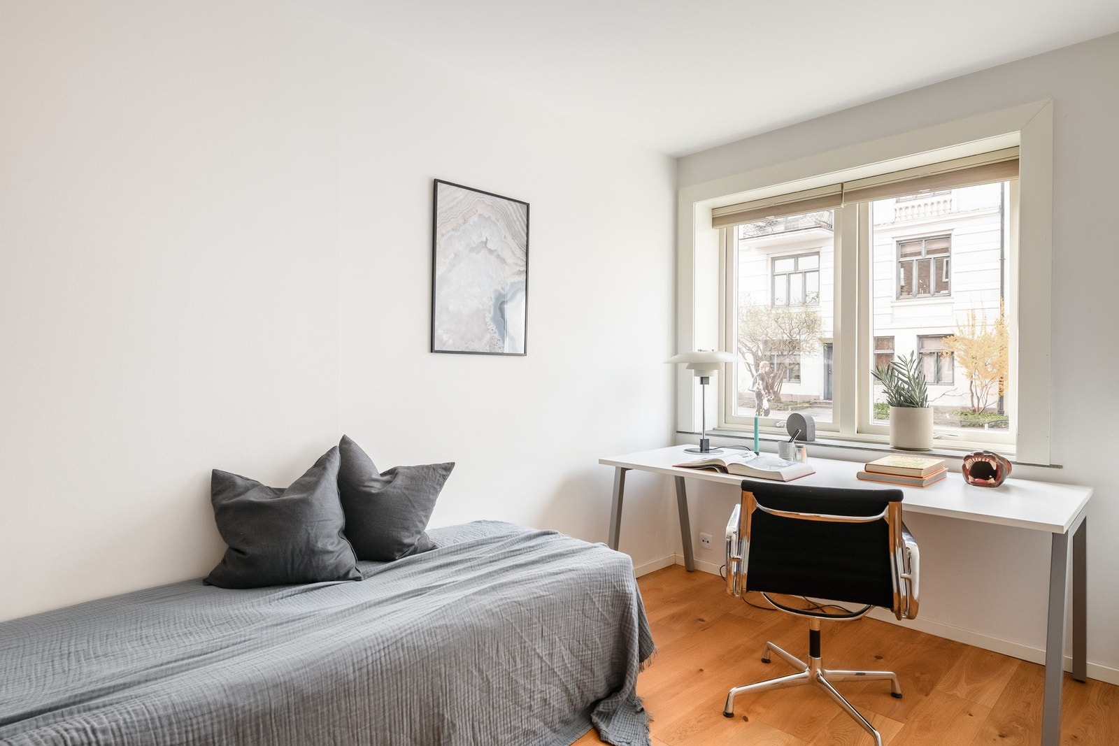 Fra stuen er det adkomst til boligens fjerde soverom. Her er det også god plass til seng og skyvedørsgarderobe. Galleribilde