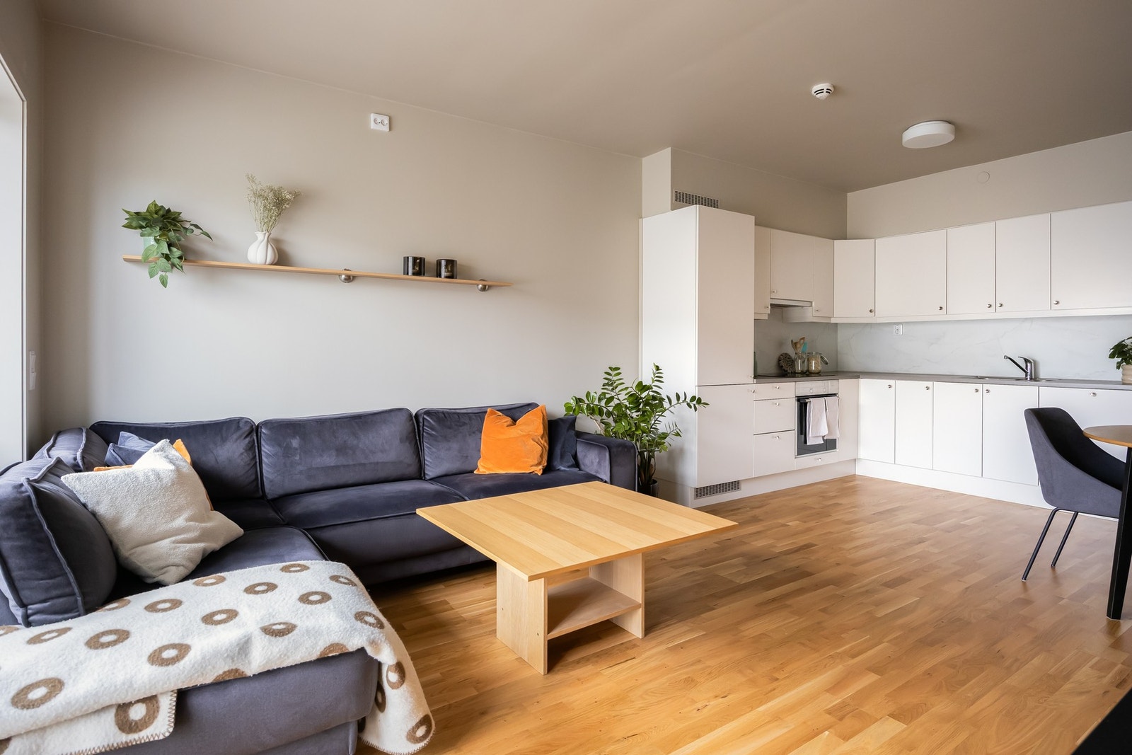 Leiligheten innehar et stilrent uttrykk med slette tak- og veggflater, malt i moderne farger. Galleribilde