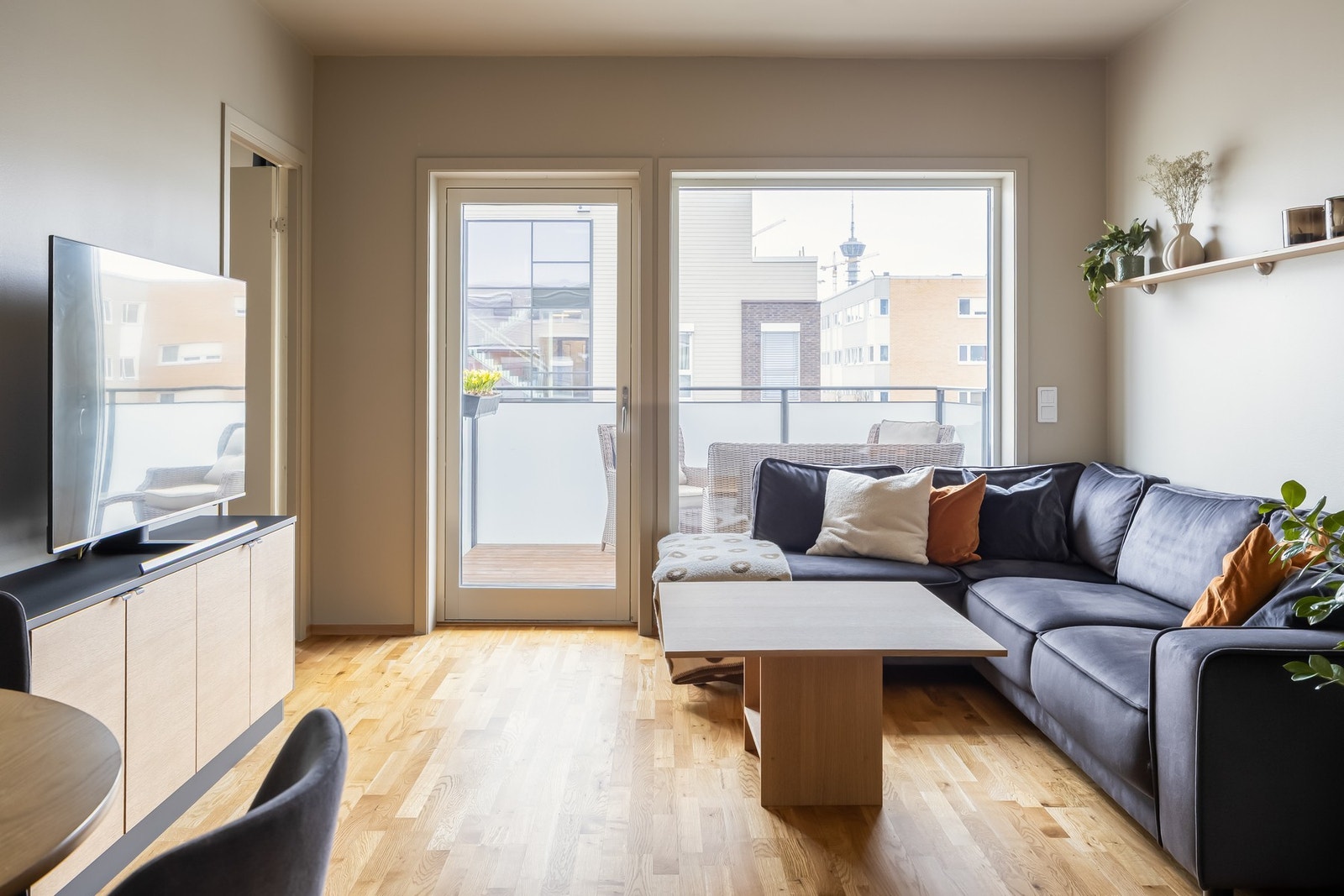 Leiligheten holder en delikat standard fra byggeår 2017 og innehar kvaliteter som vannbåren gulvvarme, balansert ventilasjon, parkeringskjeller og heis. Galleribilde