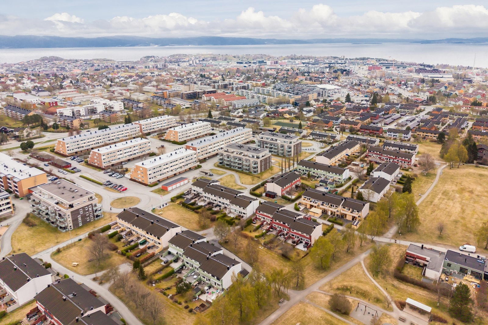 Leiligheten ligger ypperlig plassert i enden av blindgate, uten trafikk og svært godt skjermet for støy. Galleribilde