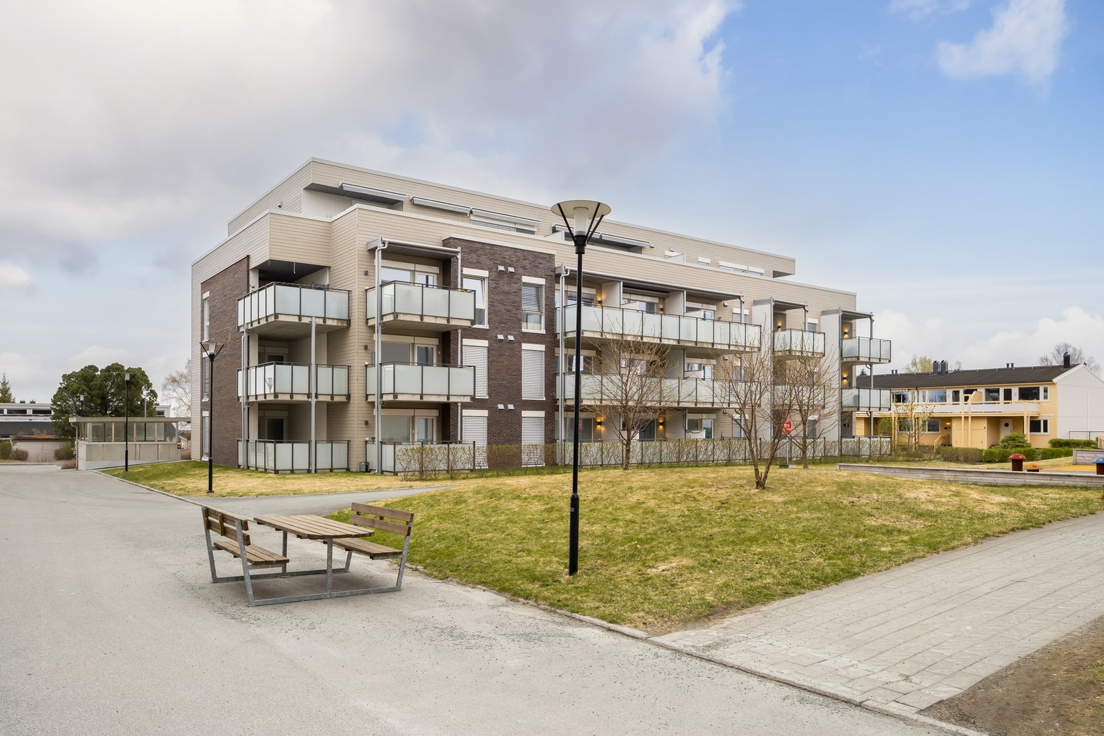 Bygget er satt opp i 2017 og byr på flott nybyggstandard og moderne fasiliteter. Velkommen til visning! Galleribilde