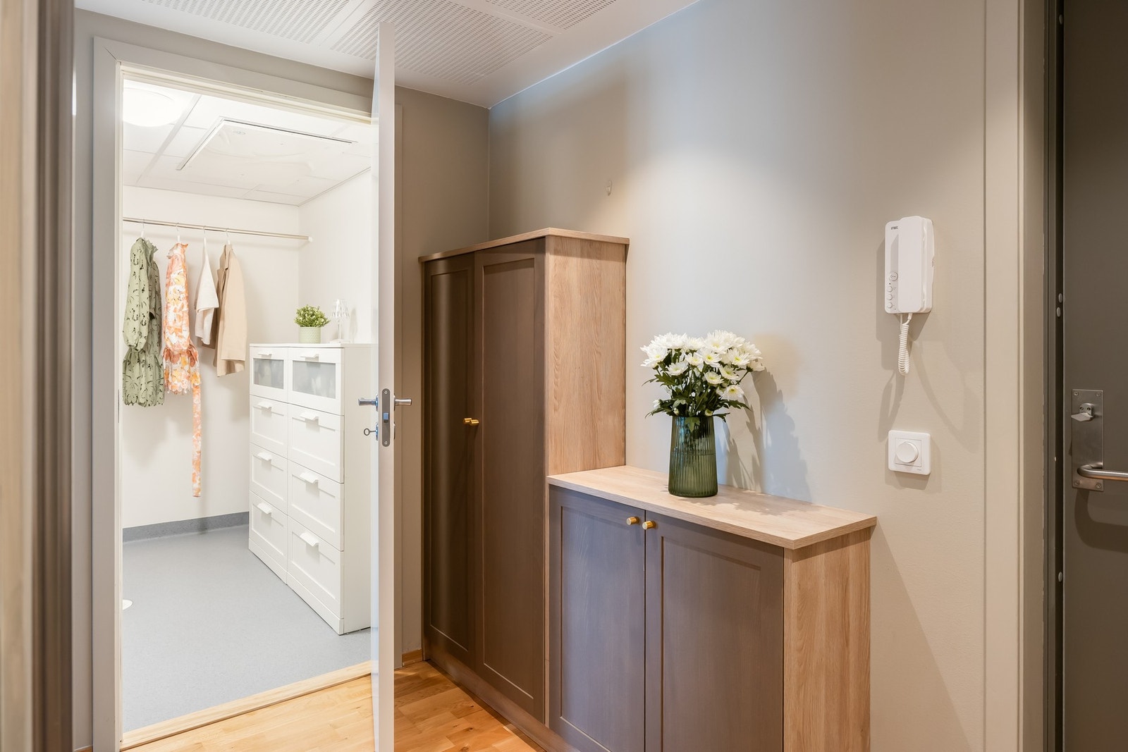 Romslig og praktisk inngangsparti på 5 kvm., hvor man også har adkomst til innvendig bod. Boden måler 3,5 kvm. og man har i tillegg egen bod i kjelleren på 5 kvm. Galleribilde
