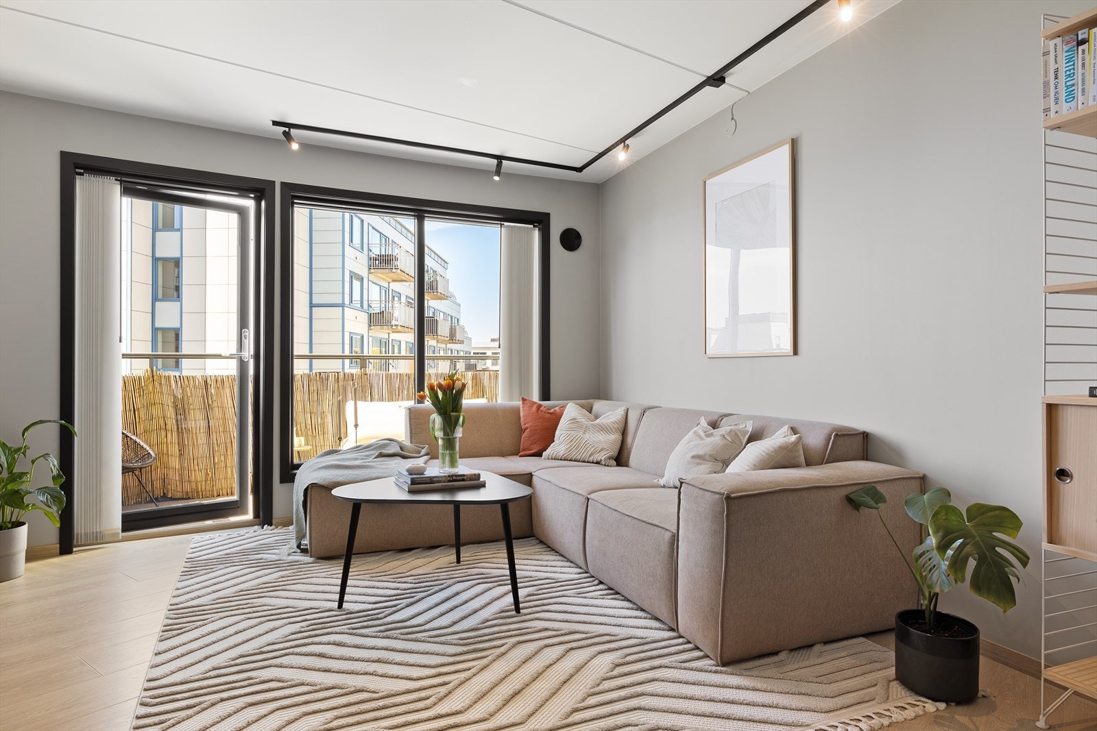 Romslig og flott stue med god plass til sofa og sofabord. Galleribilde