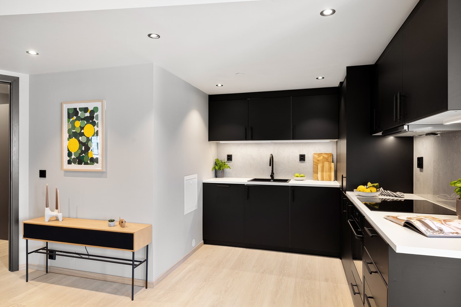 Pent IKEA kjøkken fra 2022 med glatte fronter og laminert benkeplate. Galleribilde