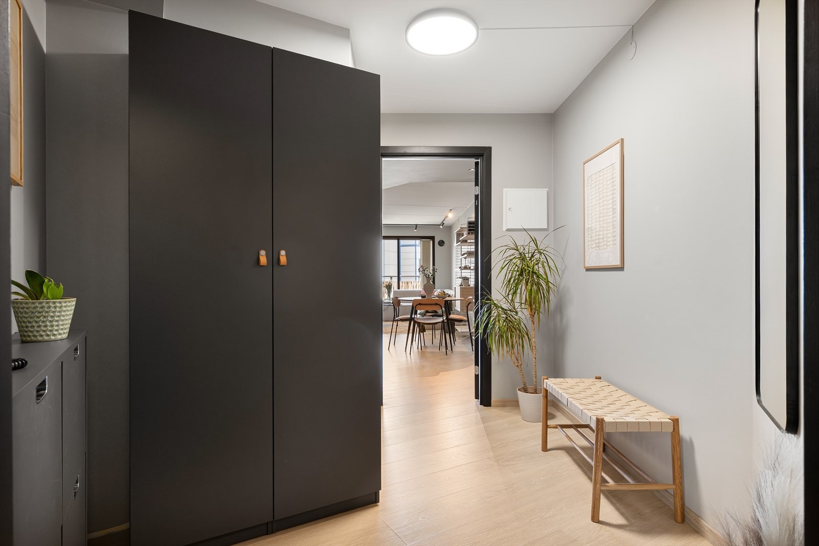 Lys og innbydende entré med god plass til garderobeskap, skoskap og øvrig møblement. Galleribilde