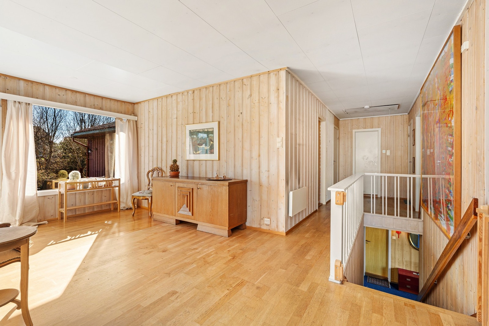Hall i hovedetasjen, utgang til hagen. Galleribilde