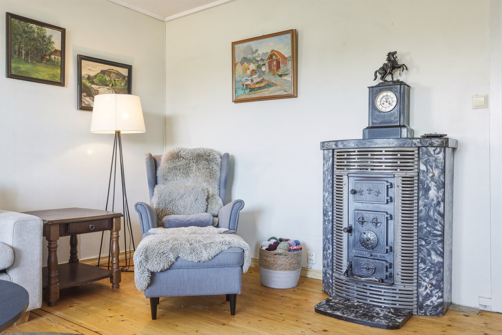 Leiligheten har elektrisk oppvarming med panelovner, men i tillegg er det en vedovn i stue for ekstra lun og god varme. Galleribilde