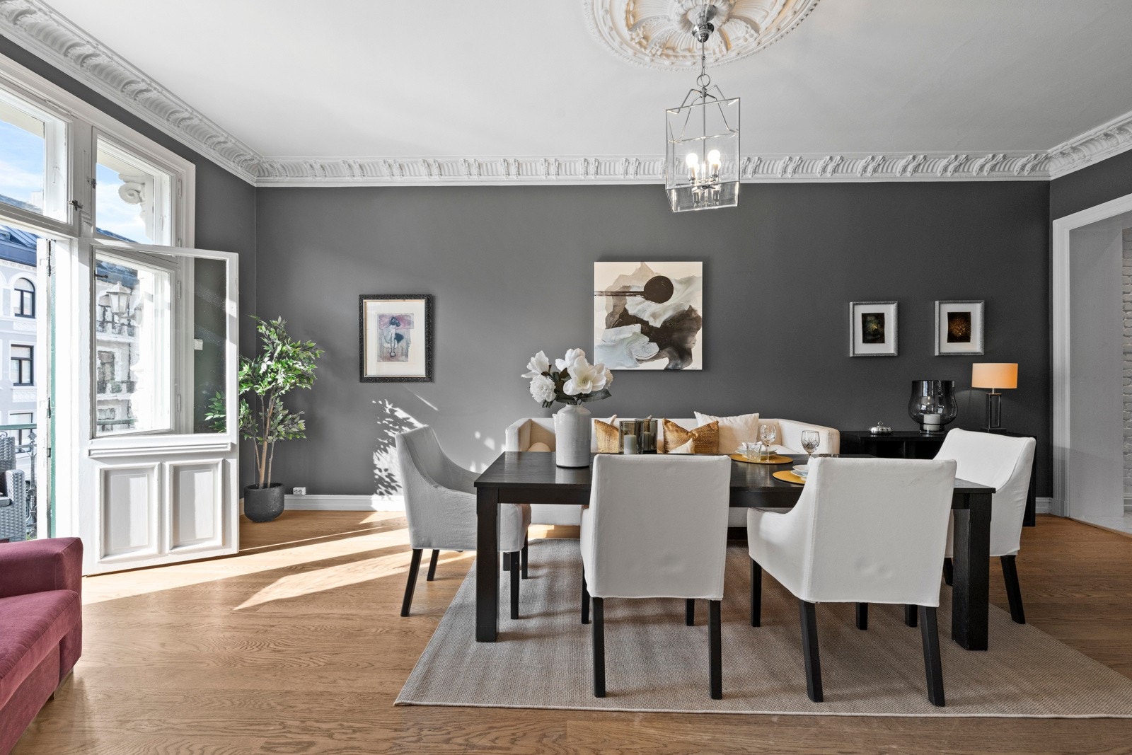 Rommet preges av klassiske detaljer som stukkatur og gipsrosett. Galleribilde