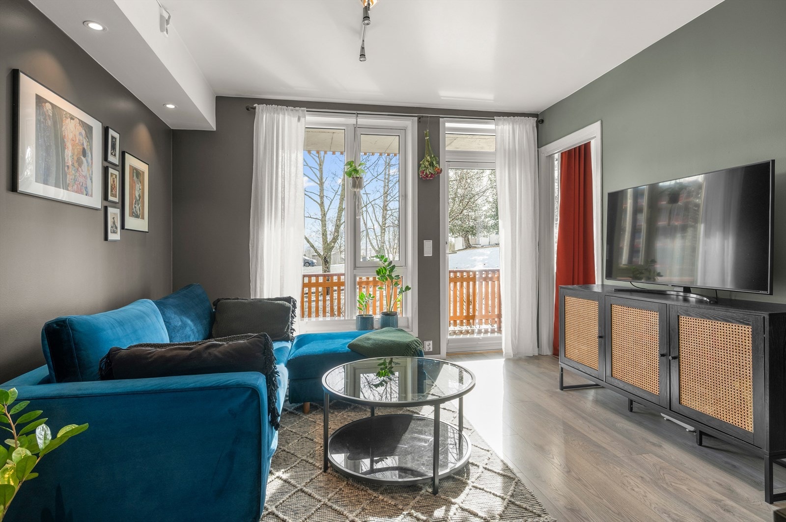 1-stavs gulv og downlights i himling Galleribilde