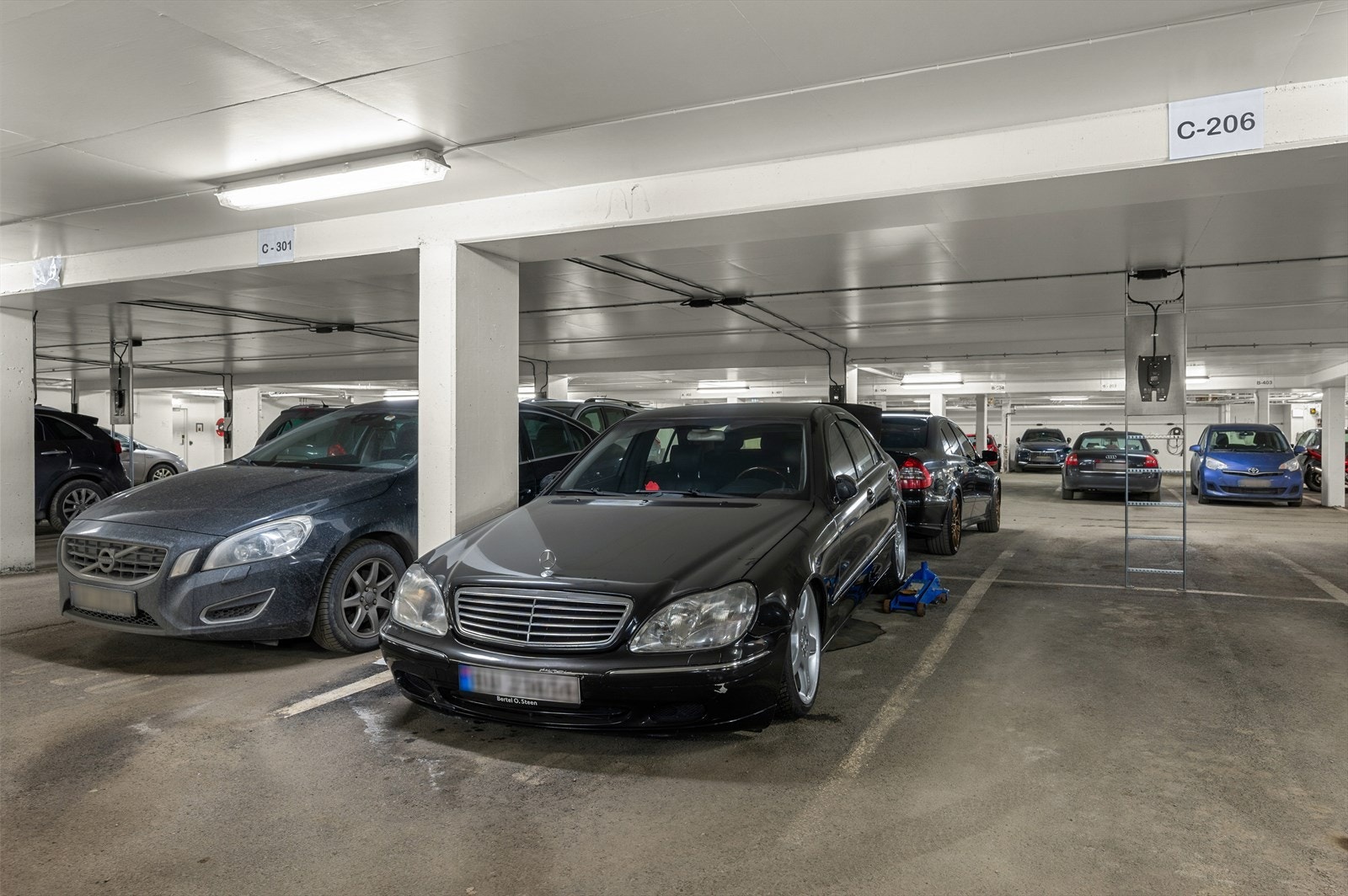 Det medfølger parkeringsplass i felles p-kjeller. Det er heis opp til leilighetsplan. Mulighet for elbil-lader med abn. Galleribilde