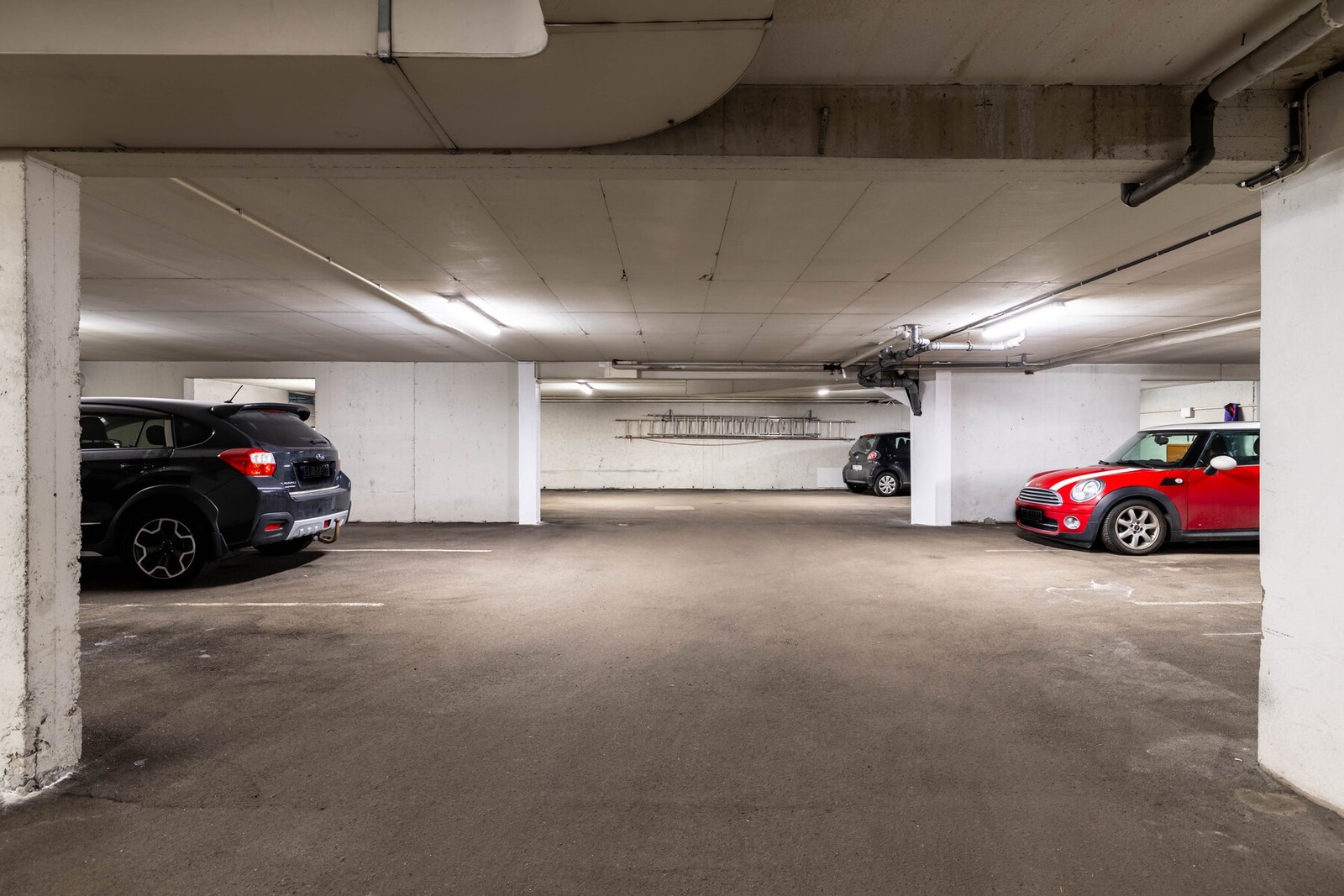 Bilen parkeres i garasjekjelleren. Galleribilde