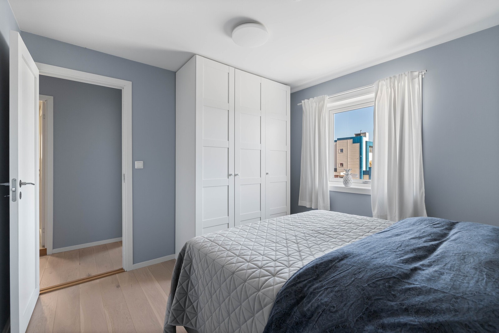 På hovedsoverommet er det også en flott og praktisk garderobe. Galleribilde
