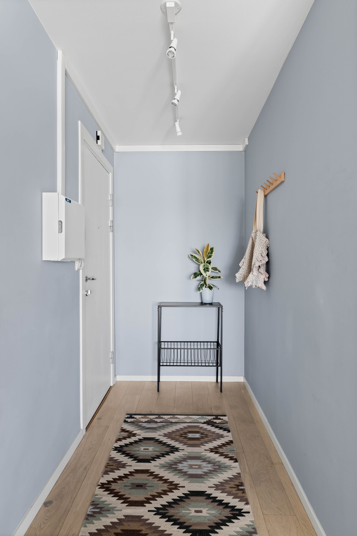 Gang med plass til å henge fra seg sko og jakker. Galleribilde