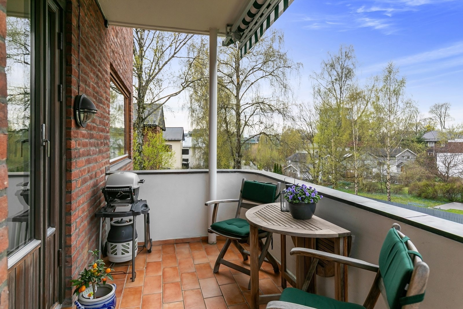Solrik sydvestvendt balkong på ca. 7 kvm med fint utsyn Galleribilde