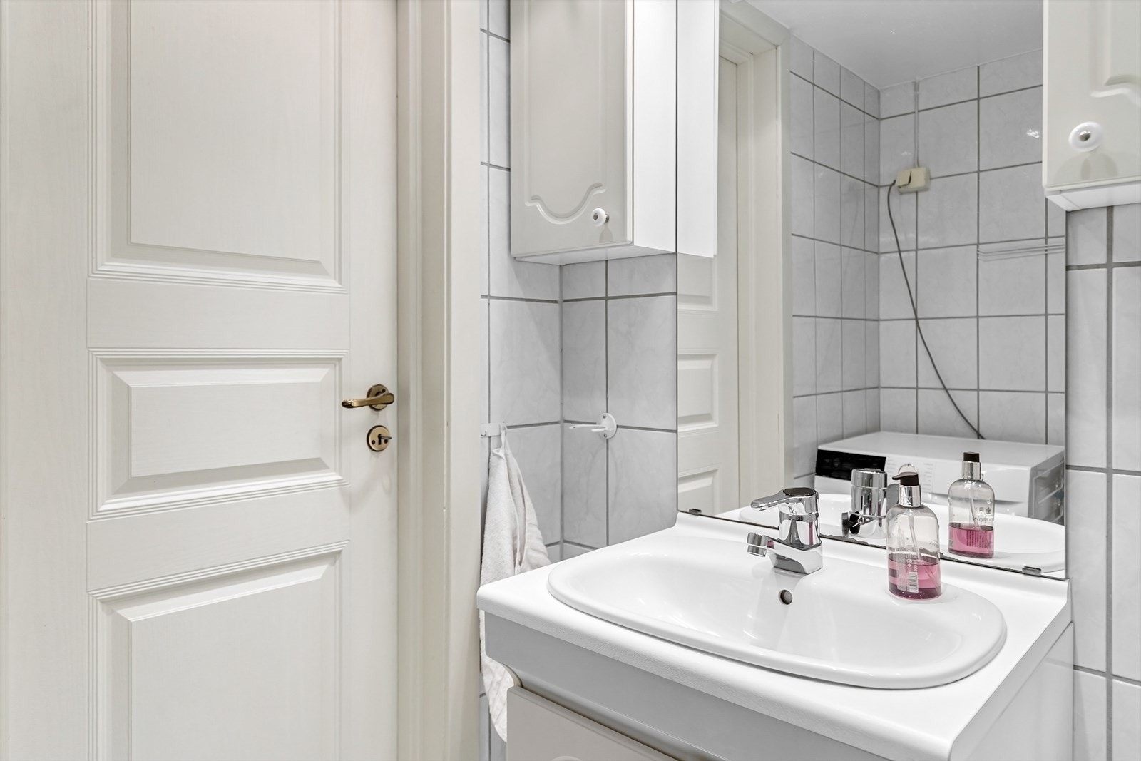 Fra badet med servantskap og overskap Galleribilde