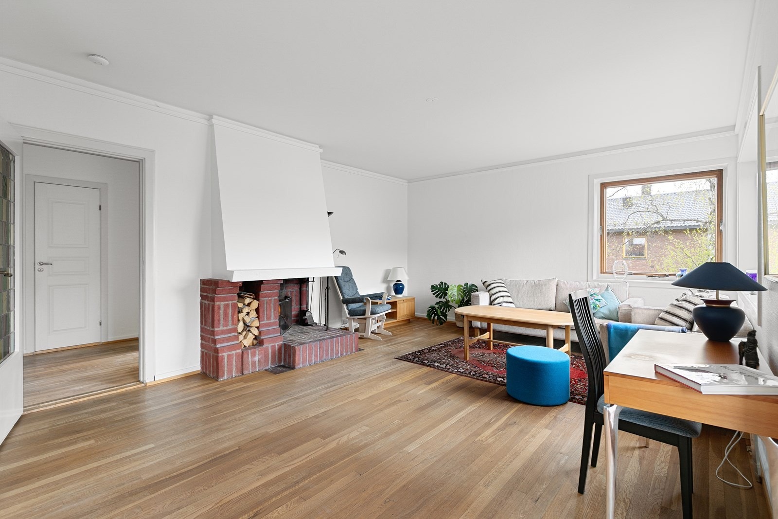 Stuen har fin peis Galleribilde