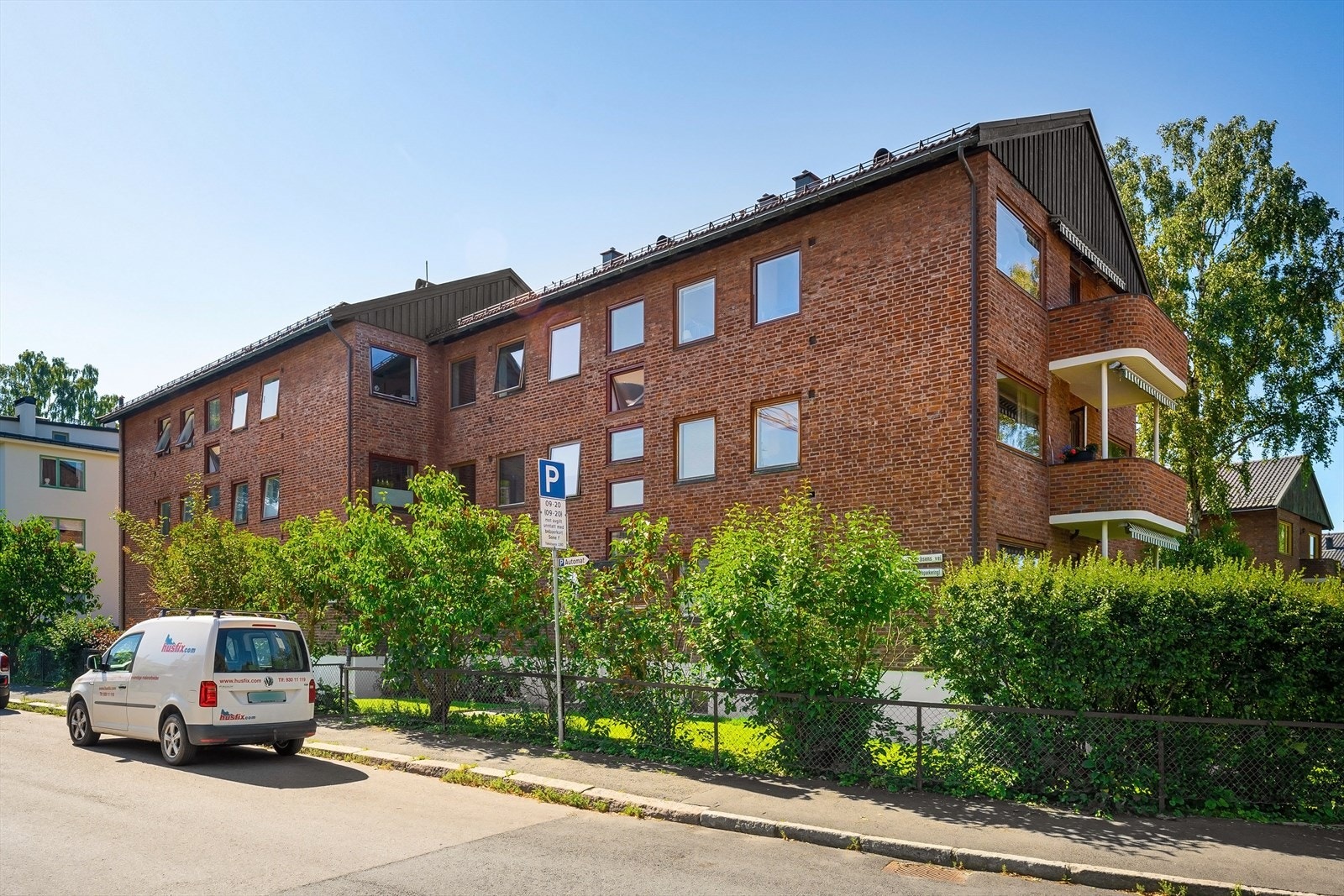 Sommerbilde av blokken Galleribilde