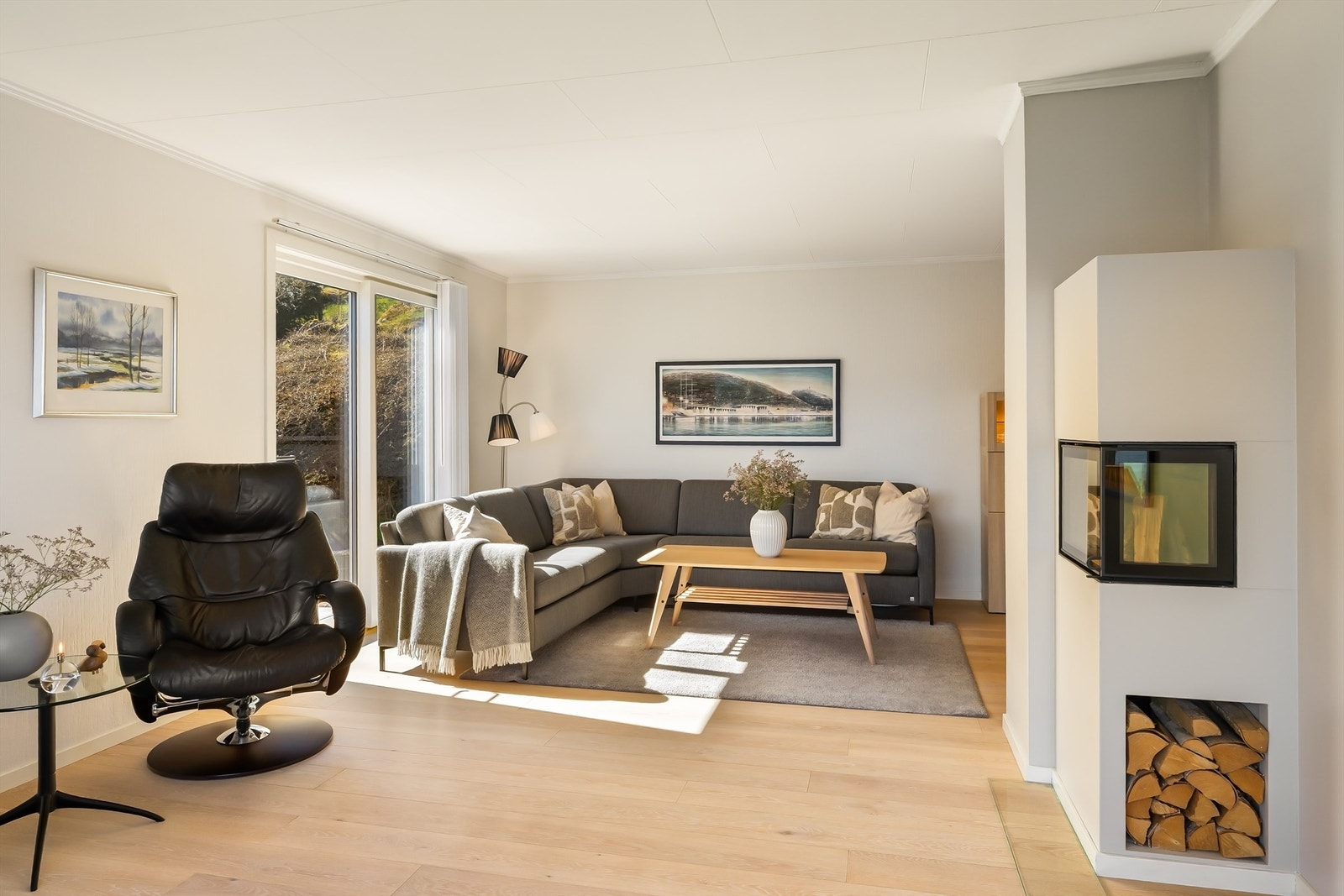 Fra stuen er det direkte utgang til den store terrassen og hagen via en skyvedør i glass. Galleribilde