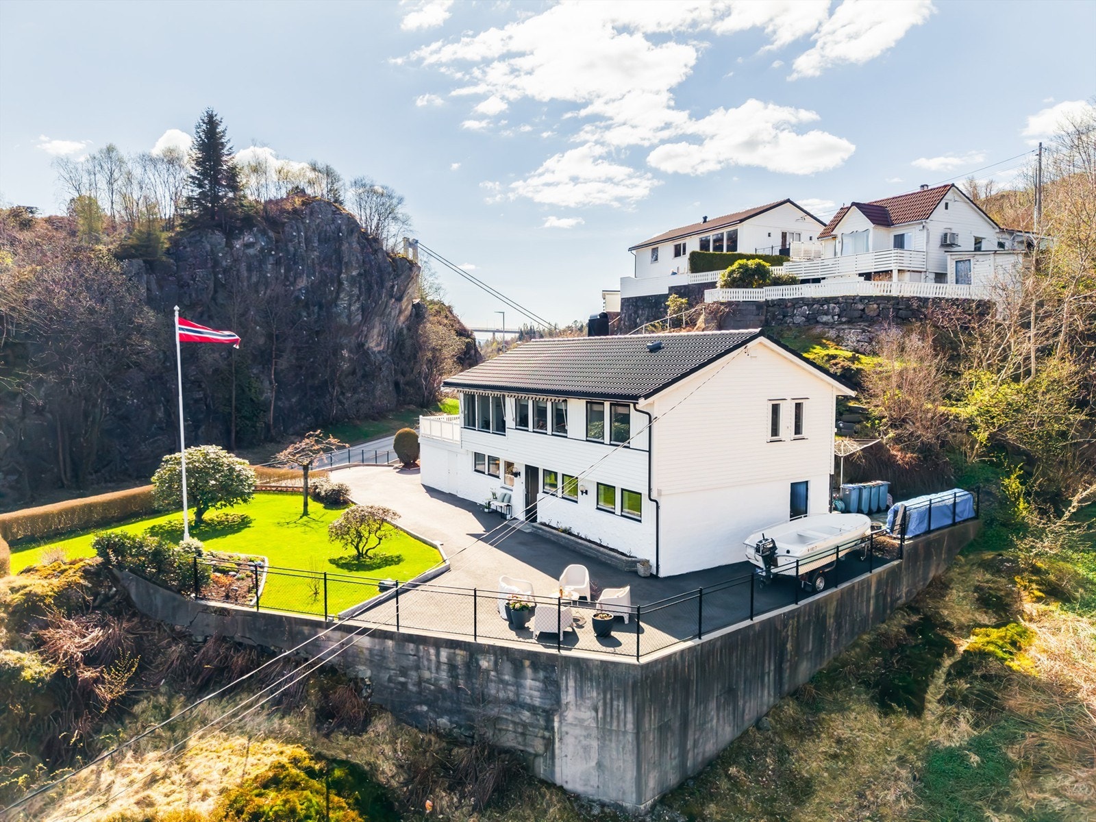 I bakgrunnen skimtes Askøybroen, som gir en rask forbindelse til Bergen. Galleribilde