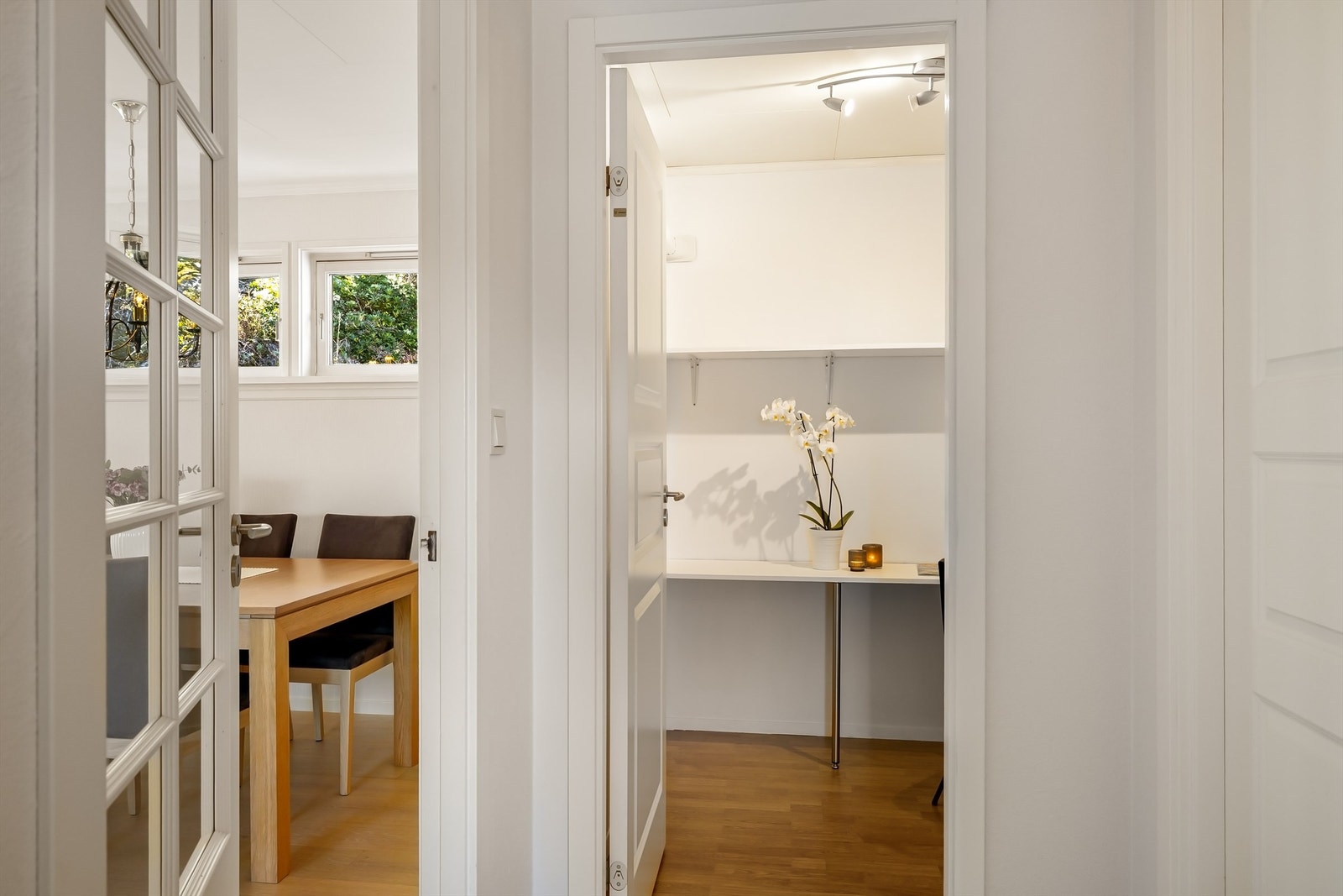 Gangen utenfor hovedsoverommet gir tilgang til både bad og walk-in-closet. Galleribilde