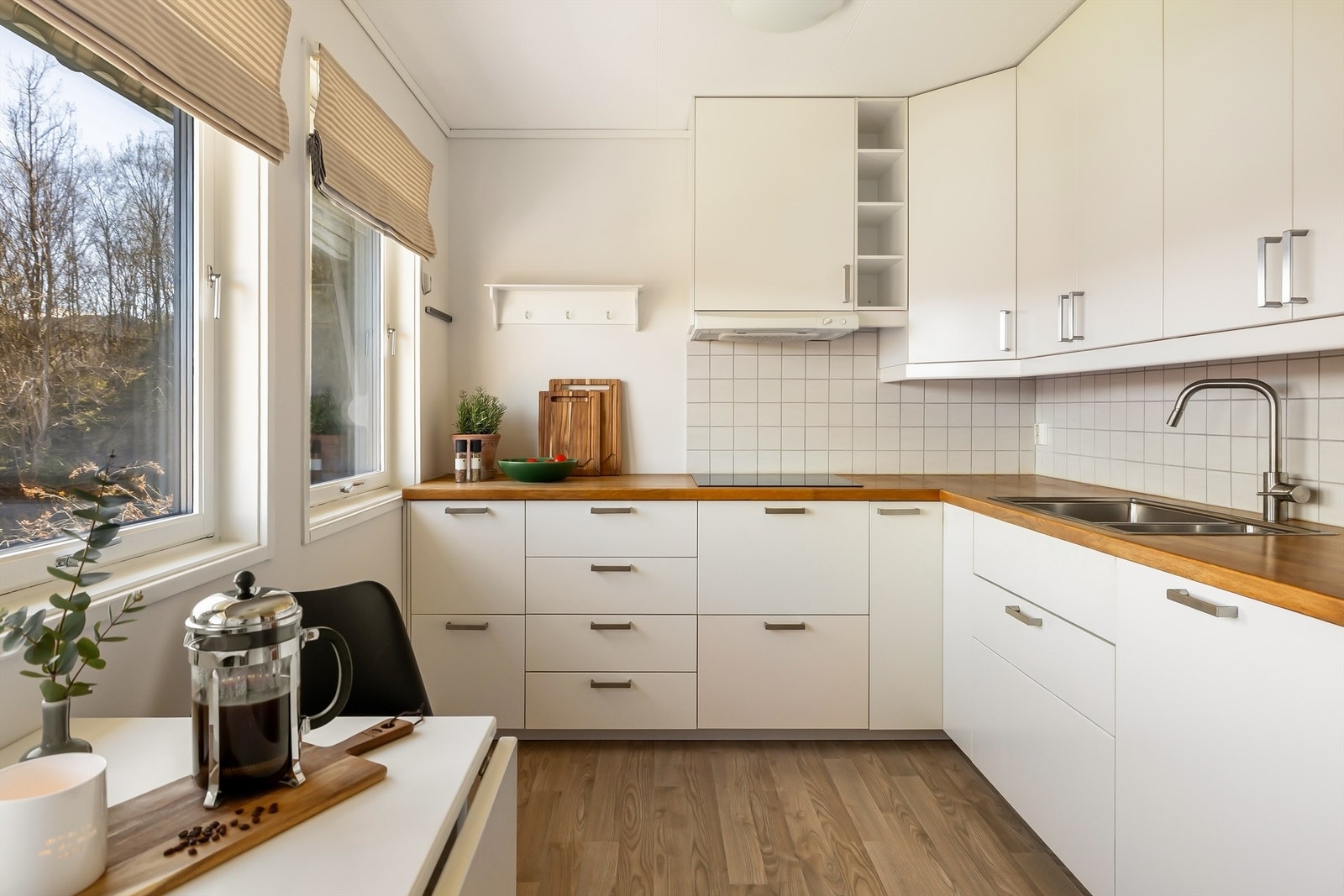 Praktisk kjøkkeninnredning fra Ikea med slette fronter og godt med skap- og benkeplass. Galleribilde
